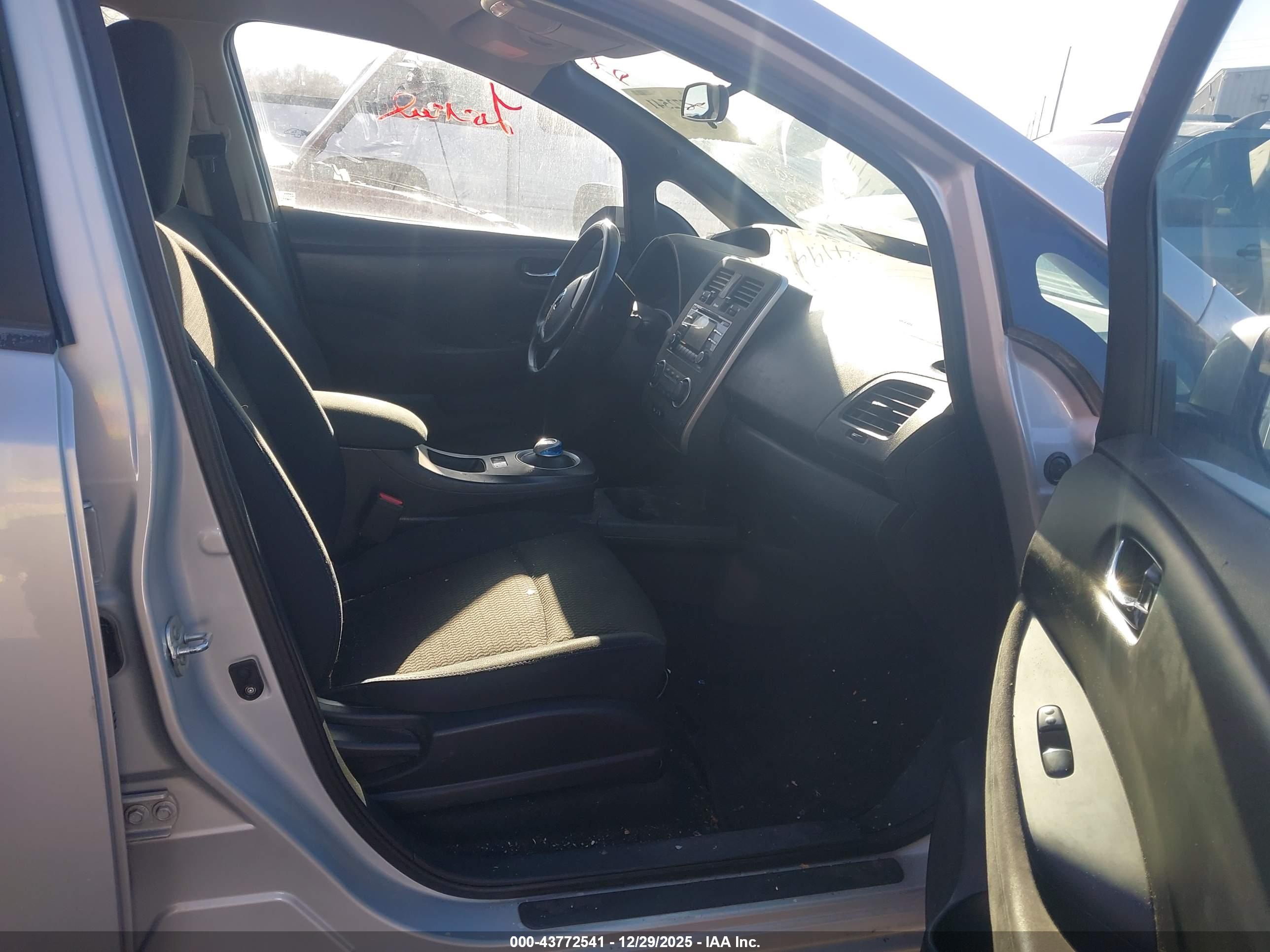 NISSAN LEAF image 5