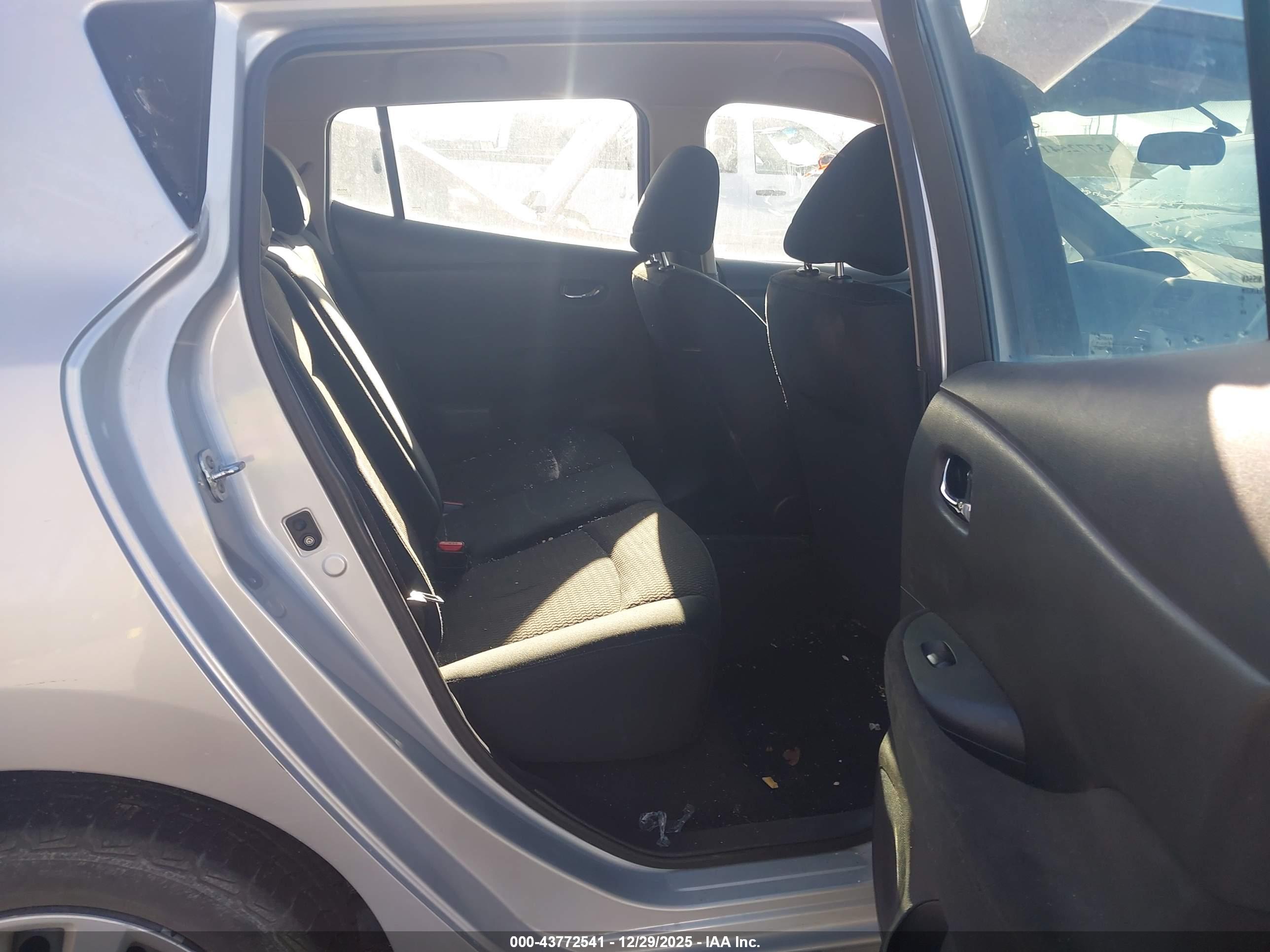 NISSAN LEAF image 8