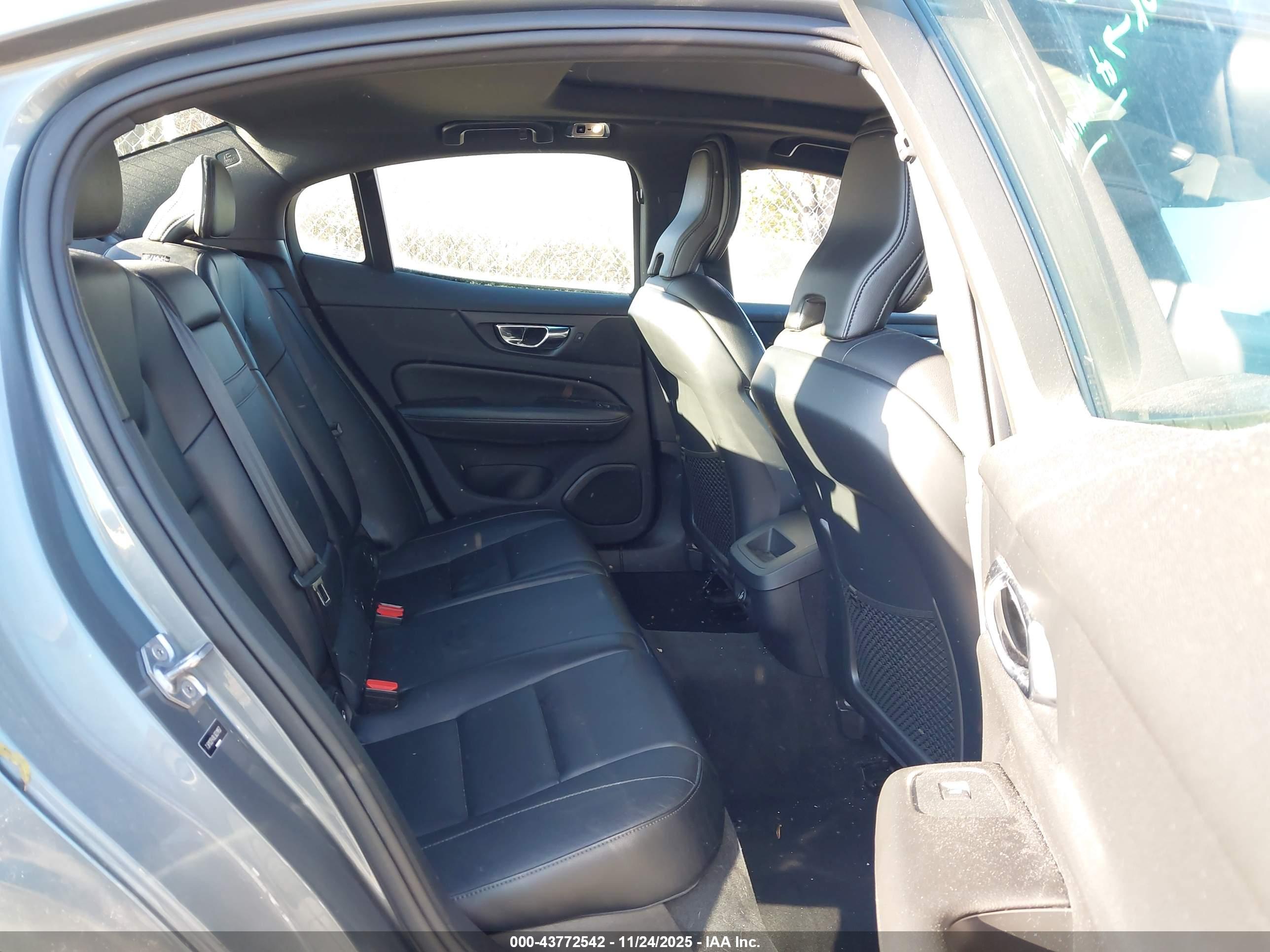 VOLVO S60 image 8