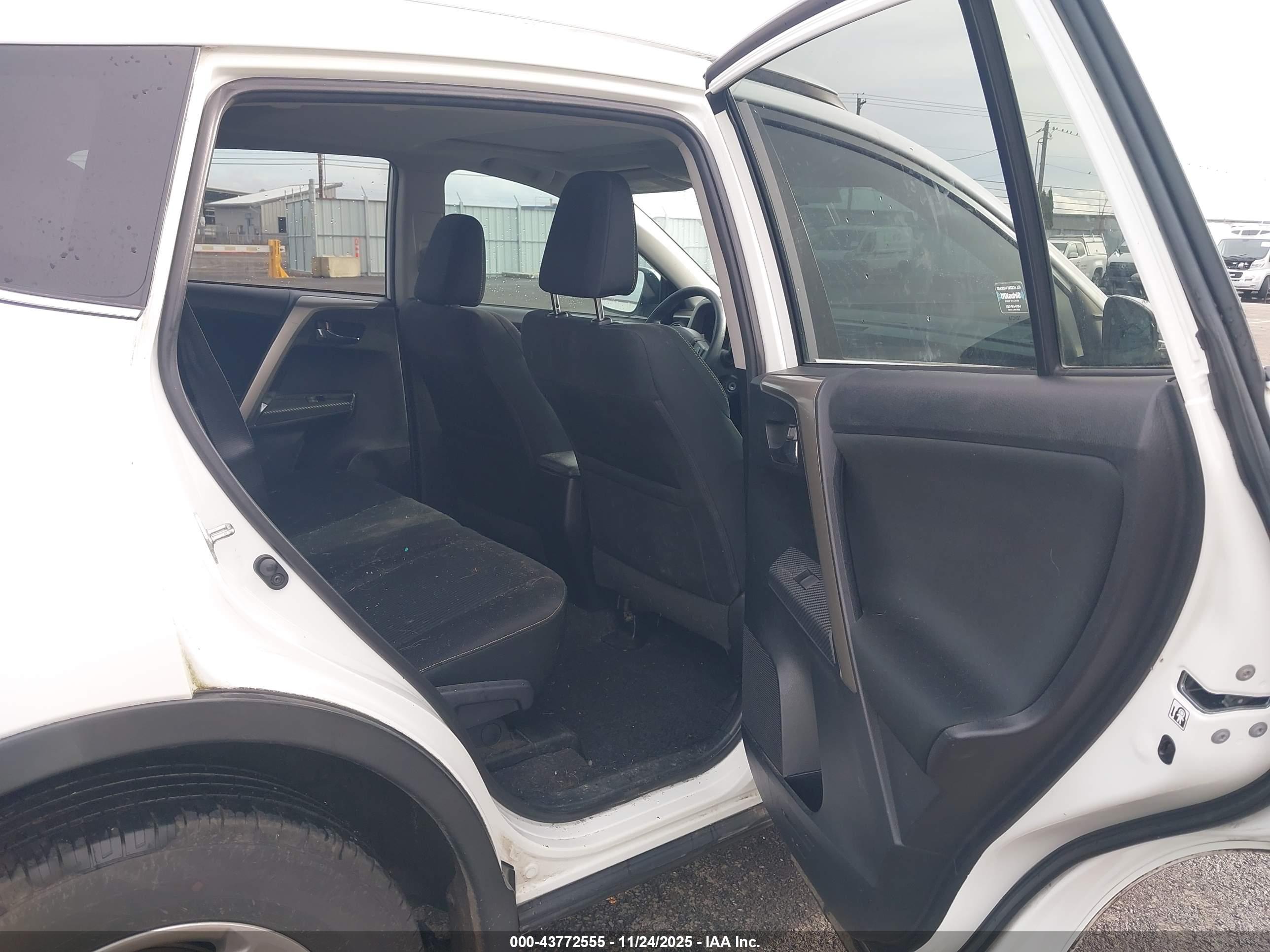 TOYOTA RAV4 image 8