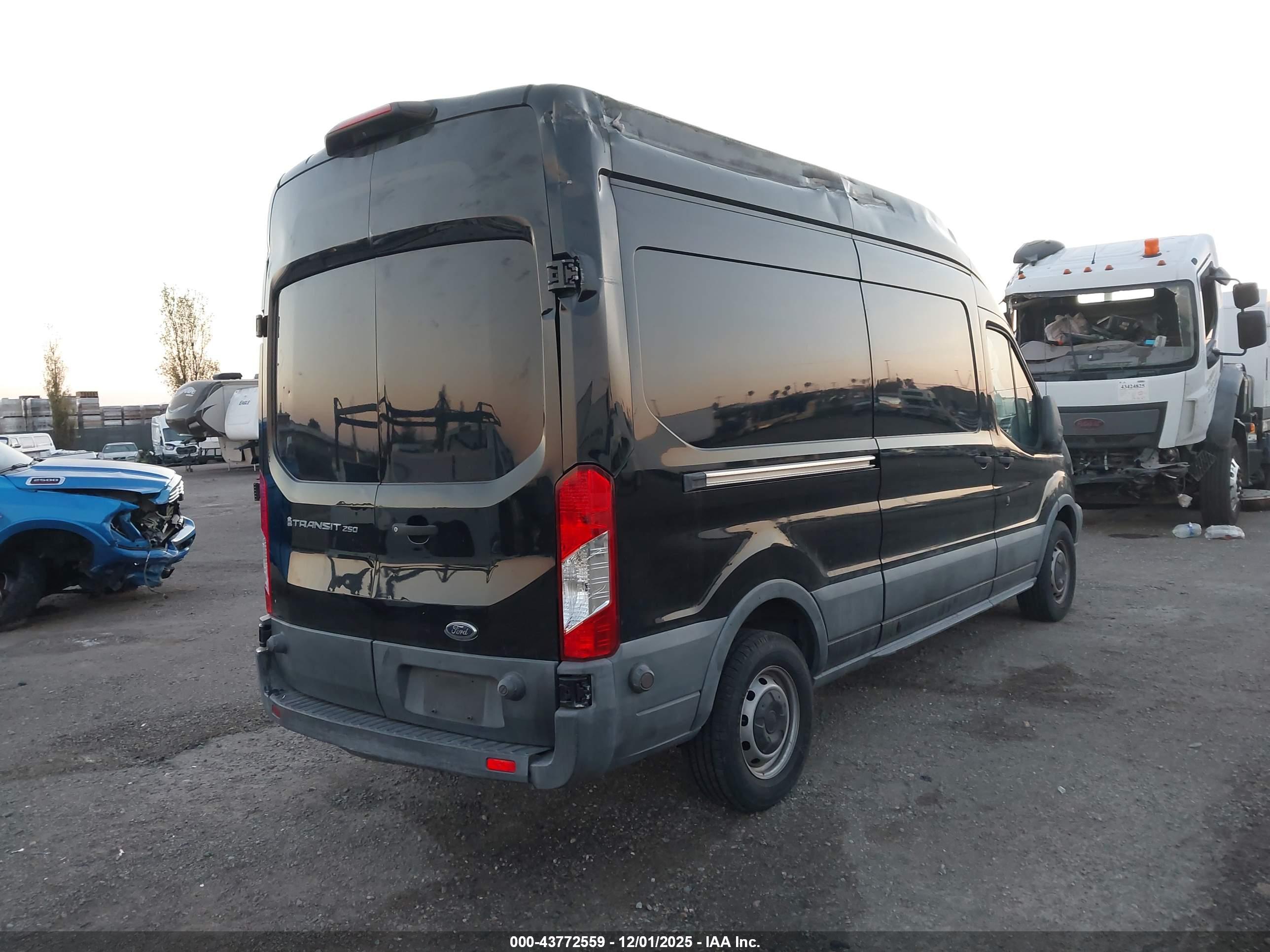 FORD TRANSIT-250 image 4