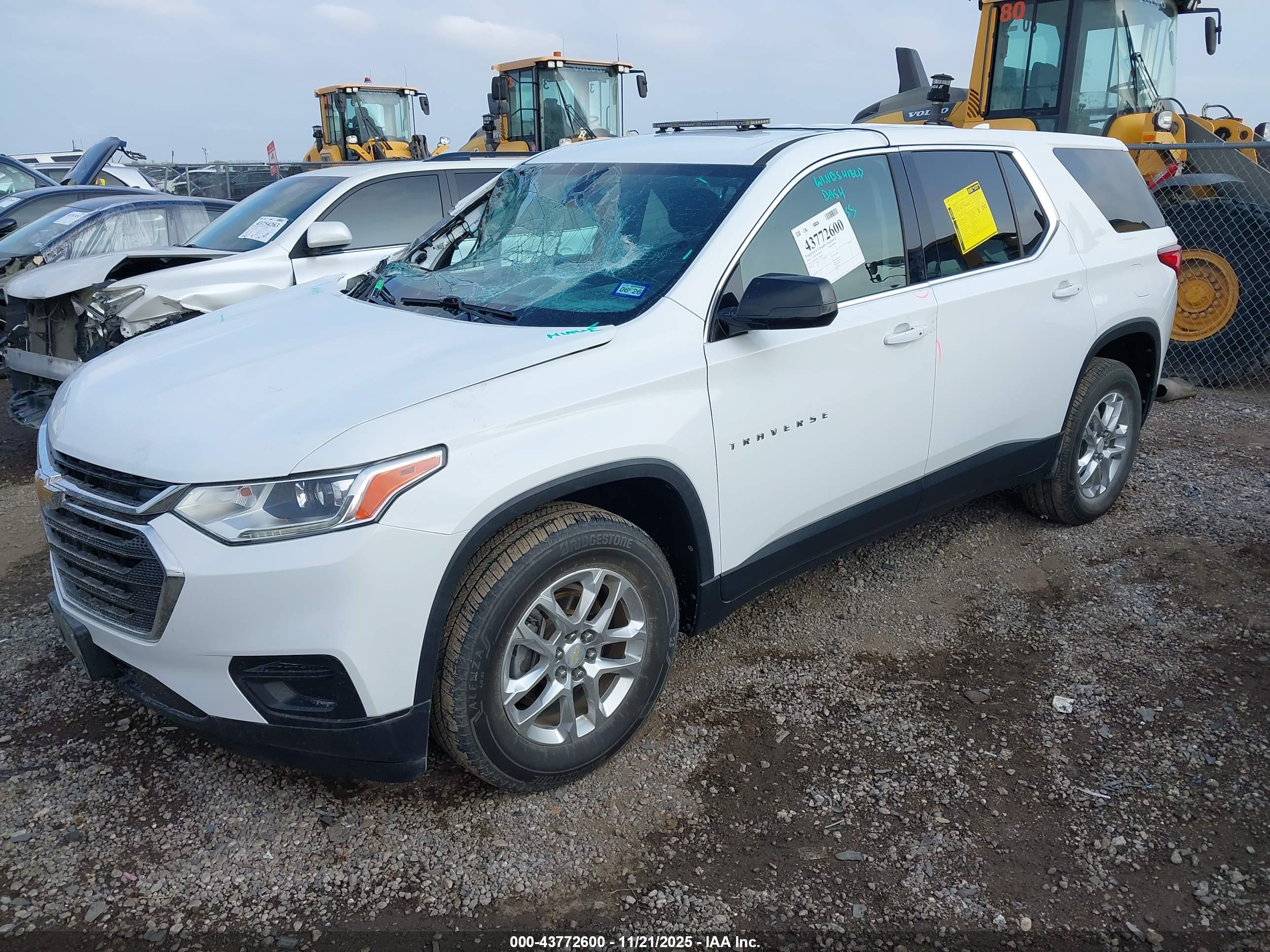 CHEVROLET TRAVERSE image 2