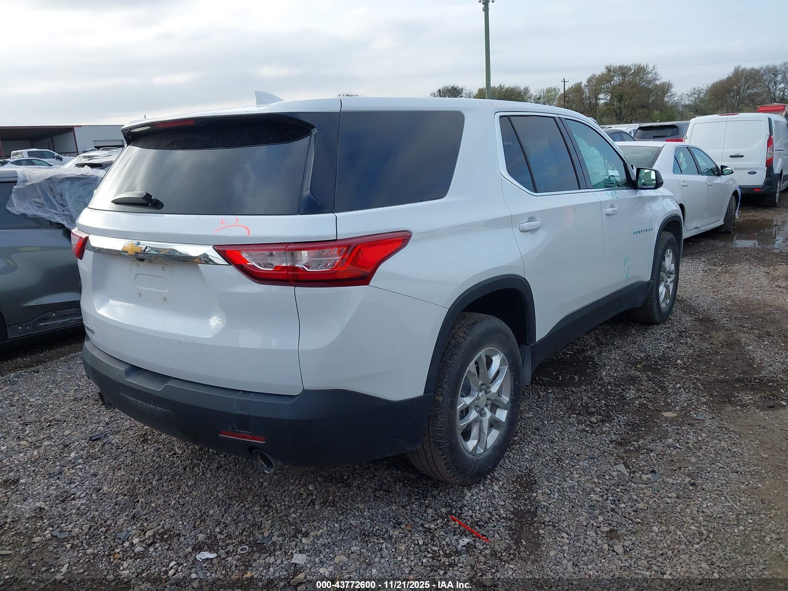CHEVROLET TRAVERSE image 4