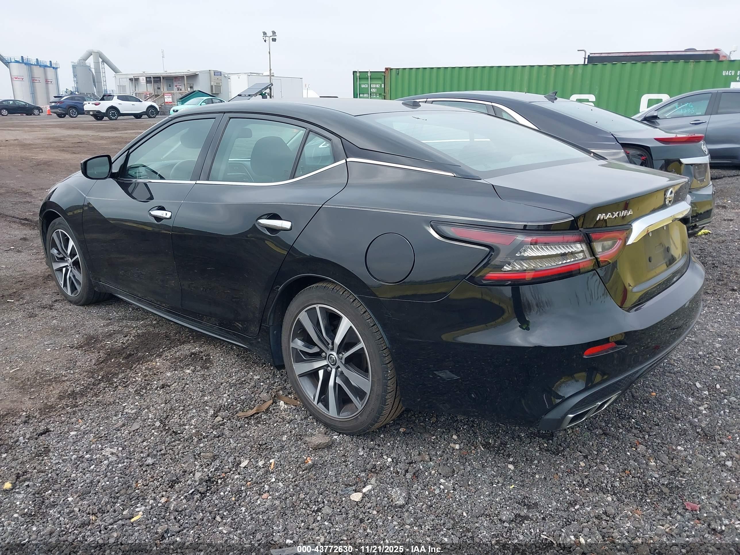 NISSAN MAXIMA image 3