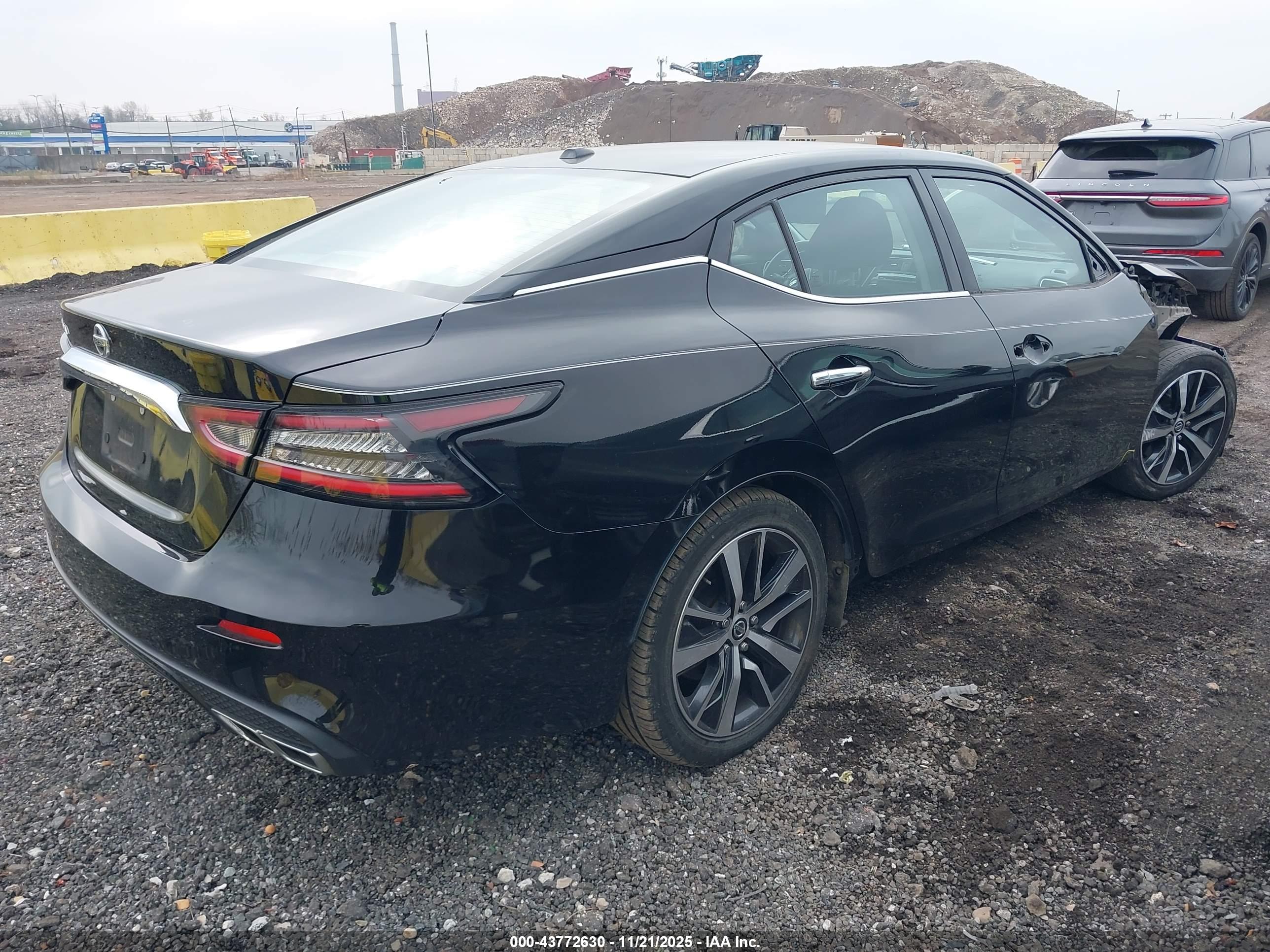 NISSAN MAXIMA image 4