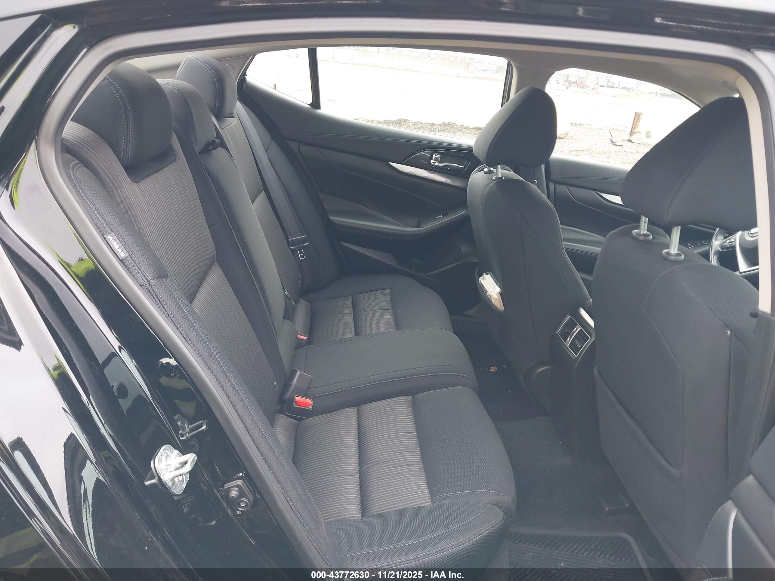 NISSAN MAXIMA image 8