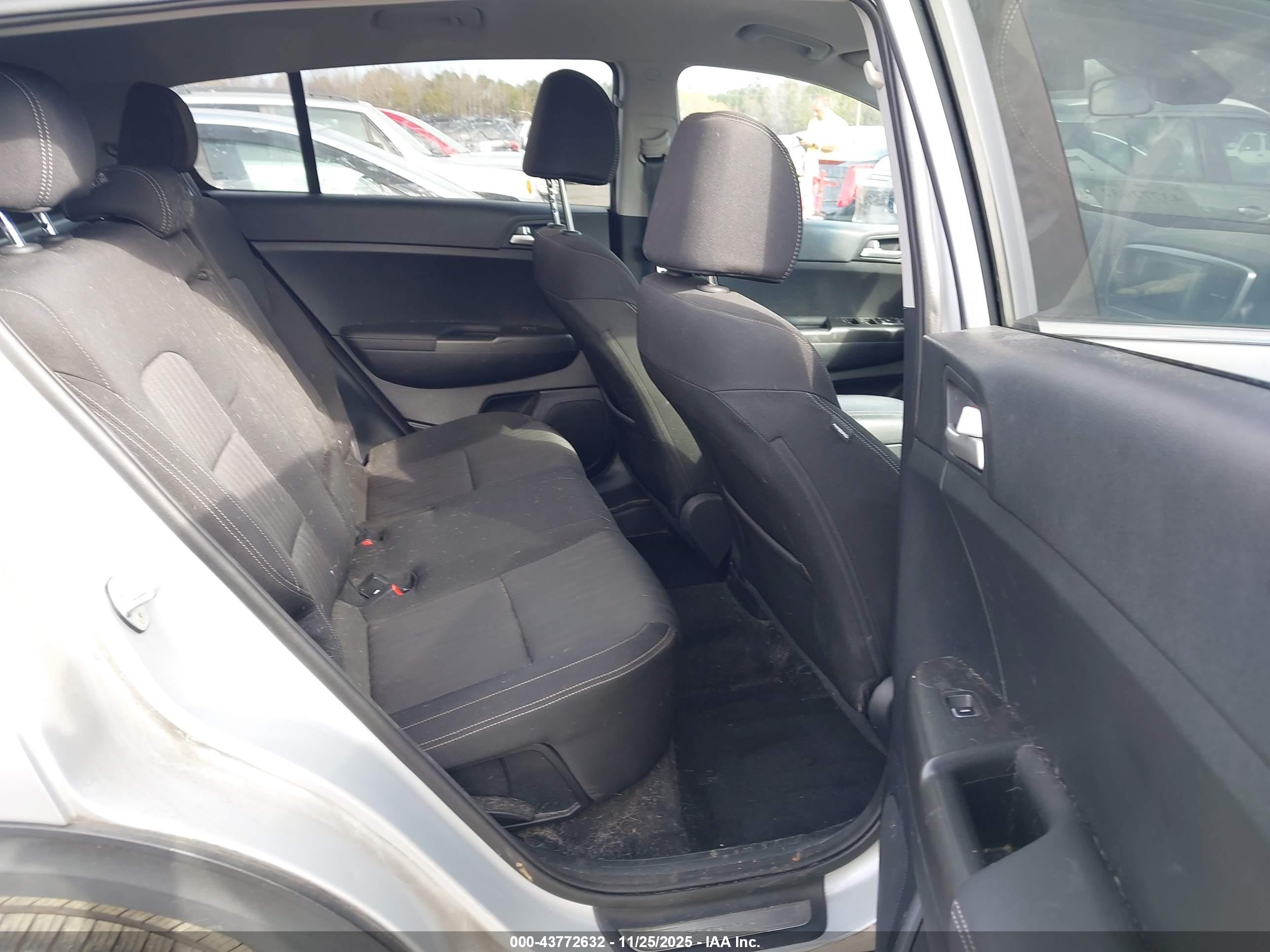 KIA SPORTAGE image 8