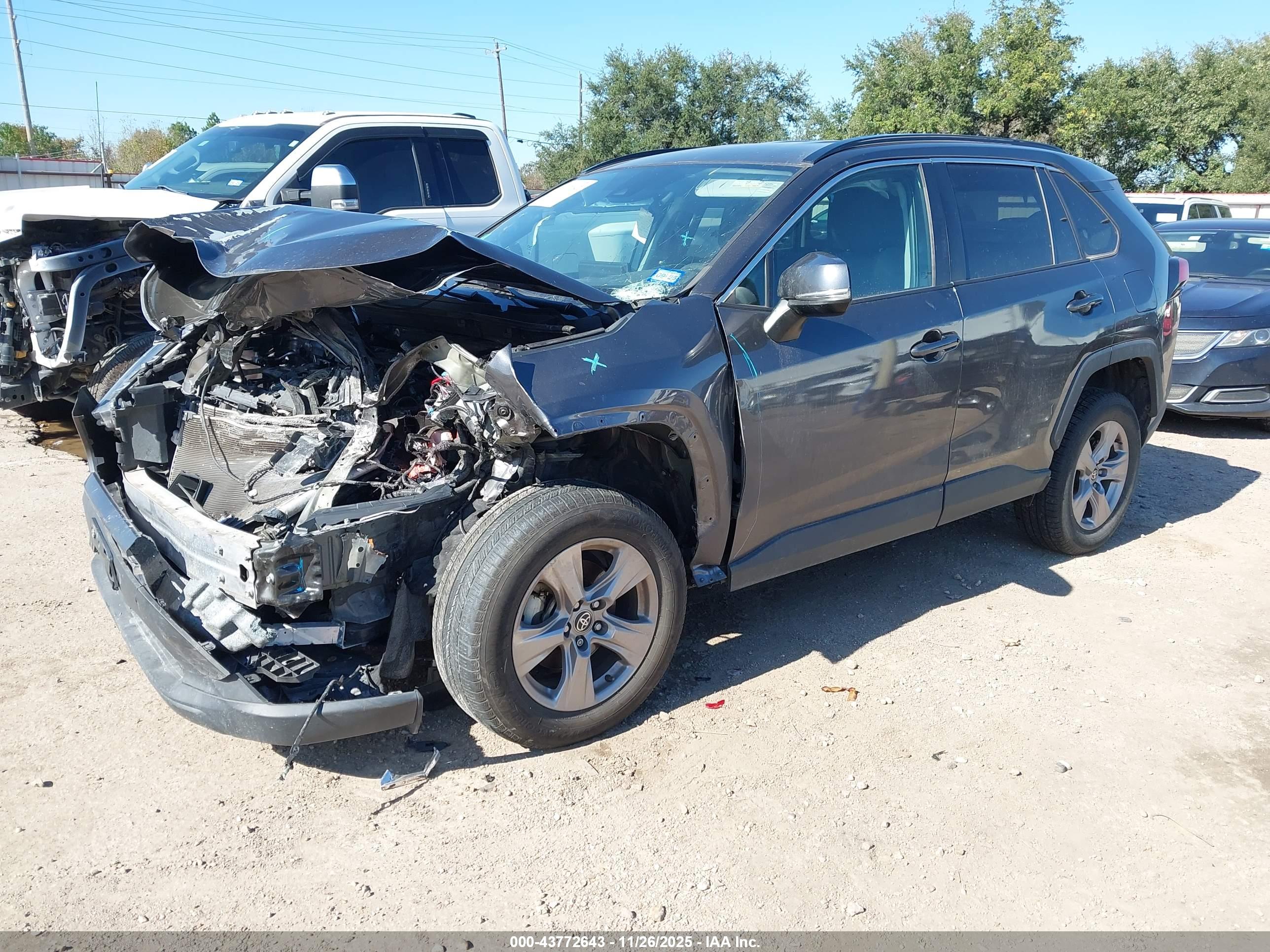 TOYOTA RAV4 image 2