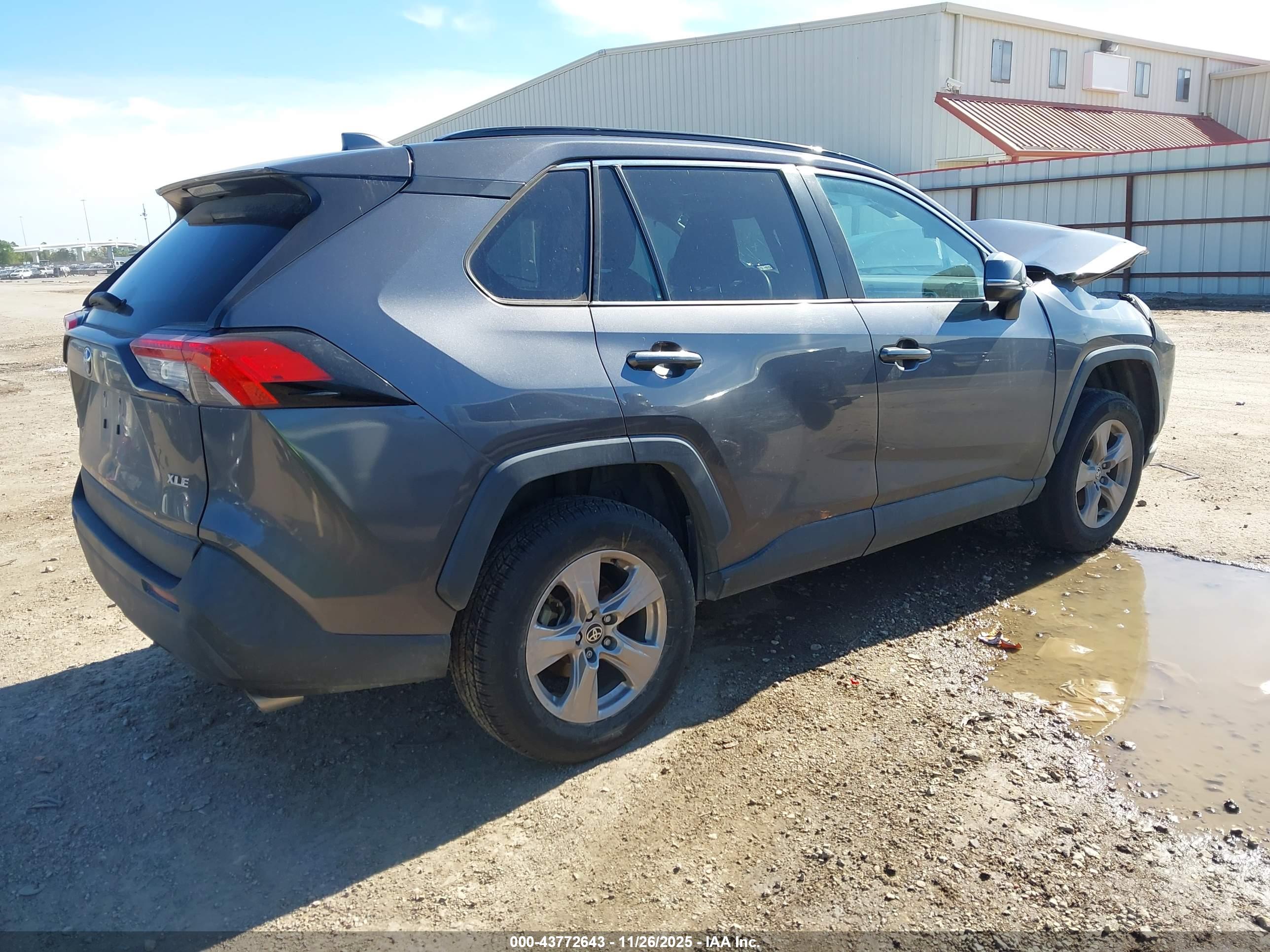 TOYOTA RAV4 image 4