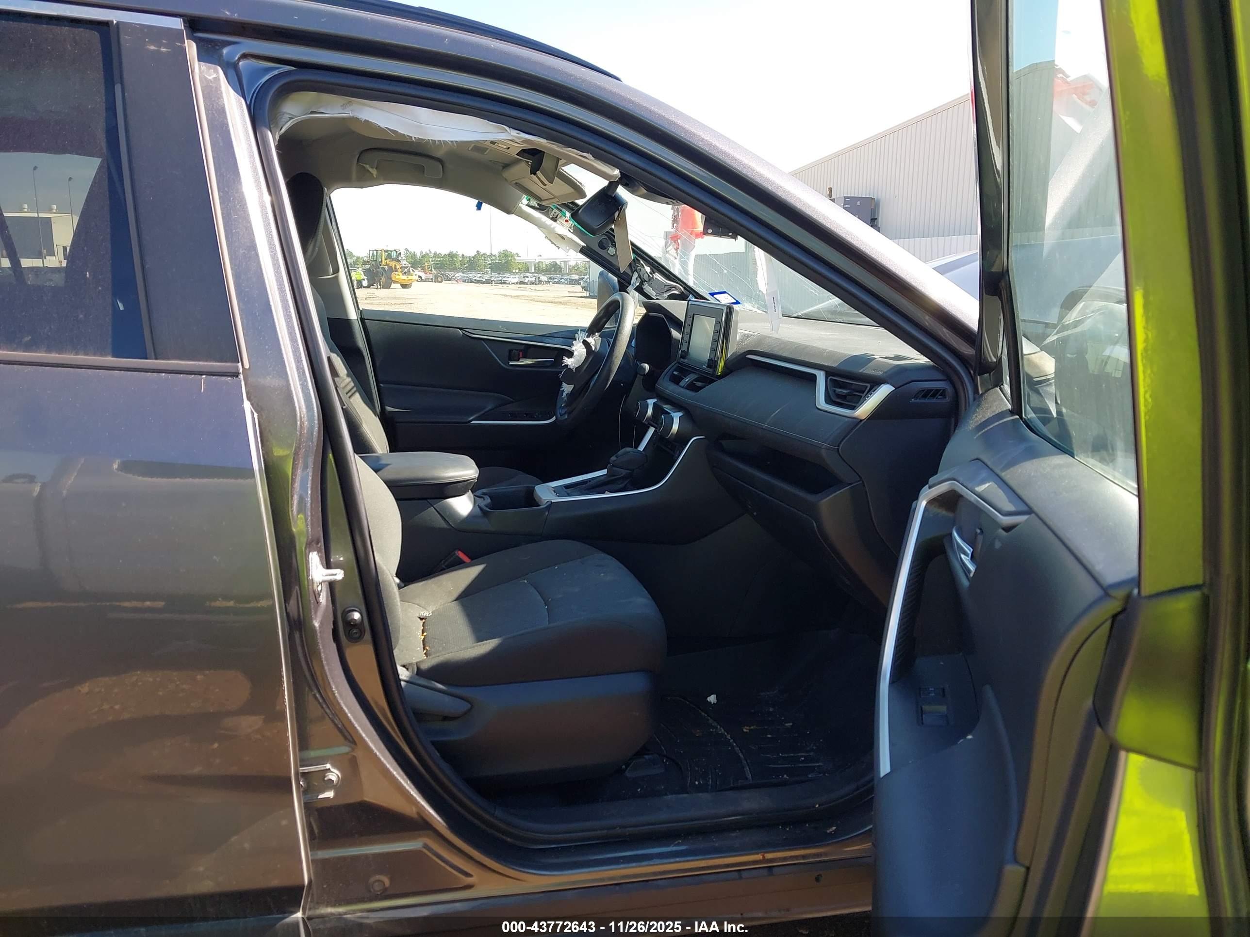 TOYOTA RAV4 image 5