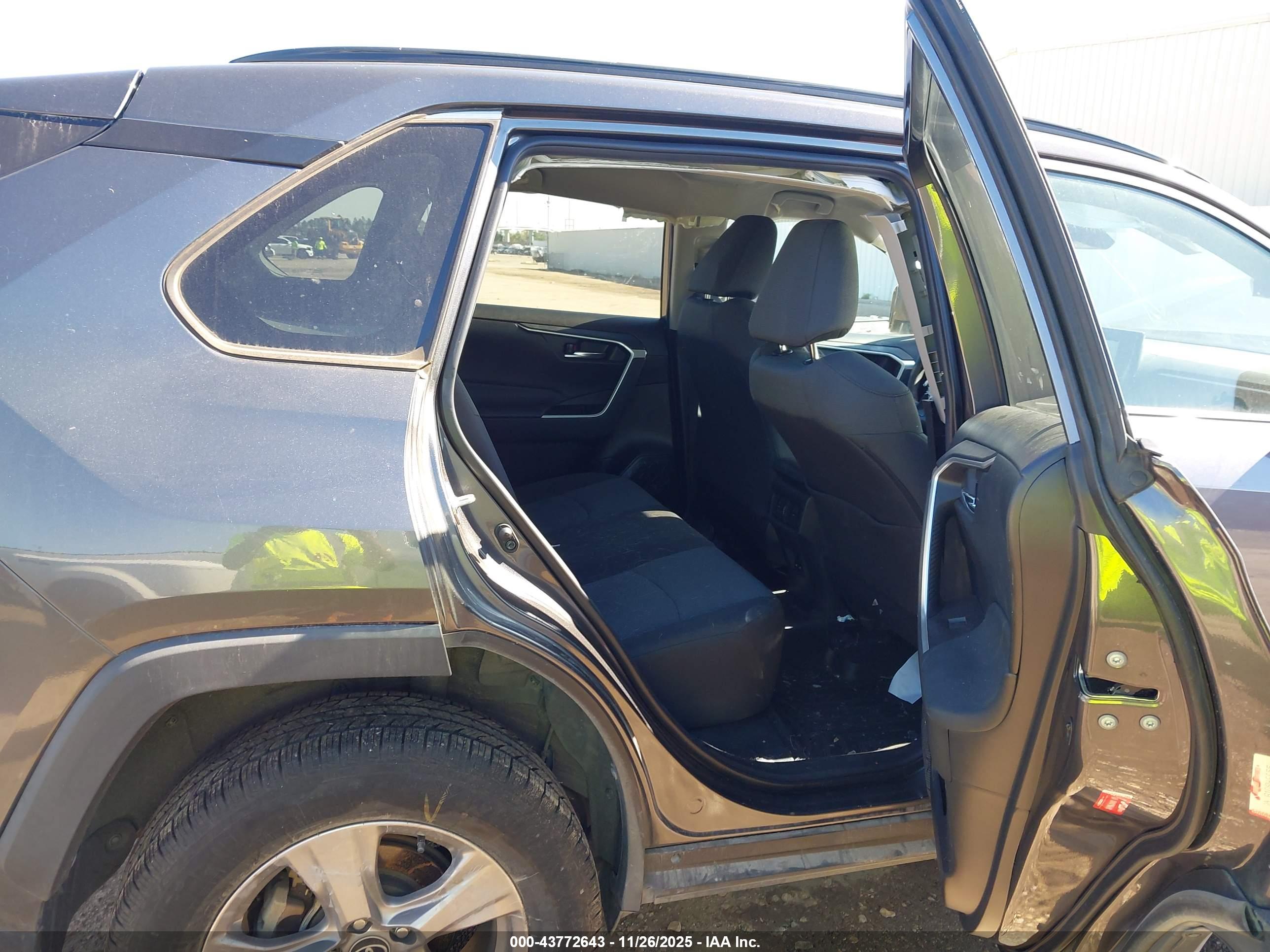 TOYOTA RAV4 image 8