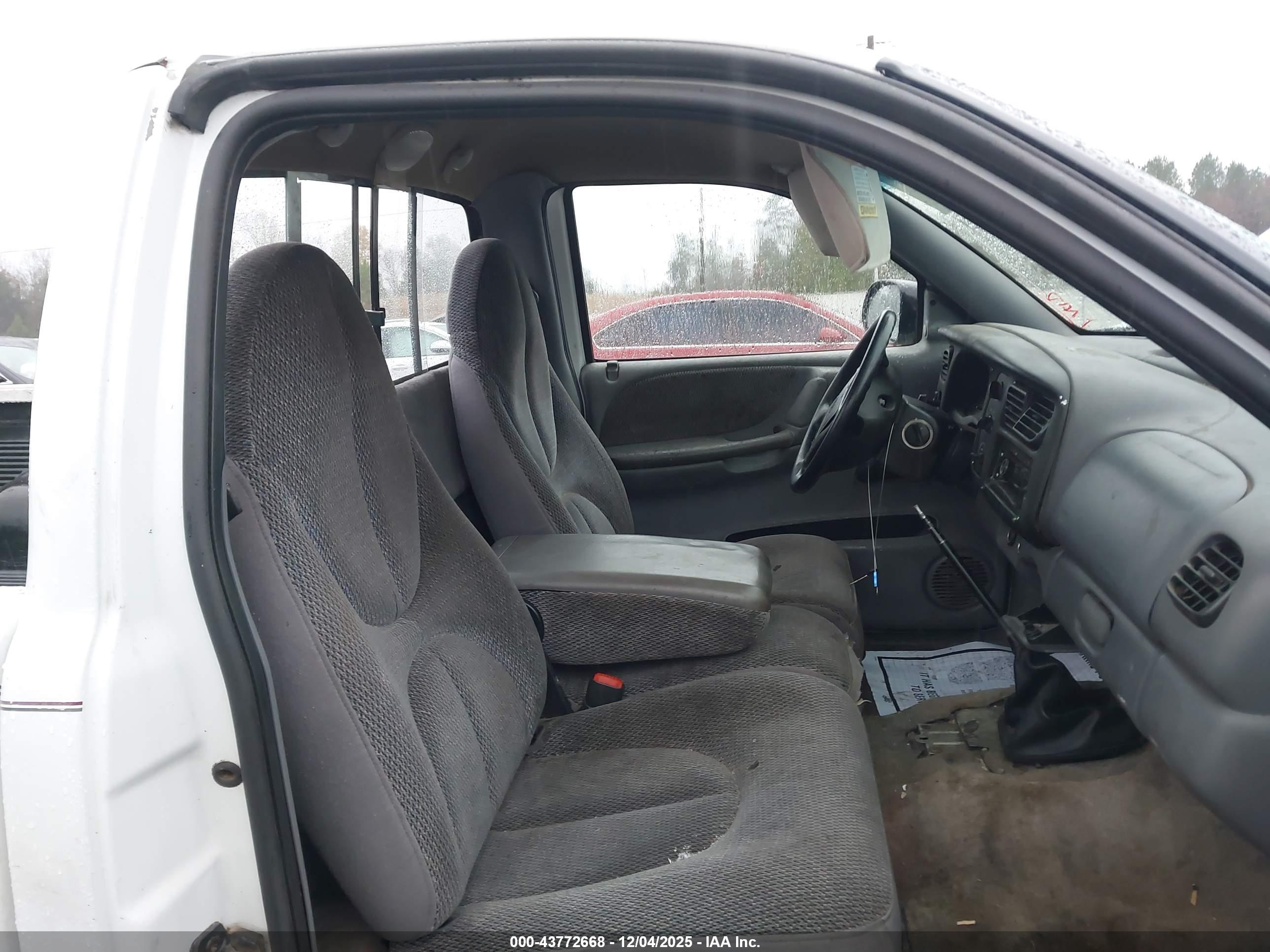 DODGE DAKOTA image 8