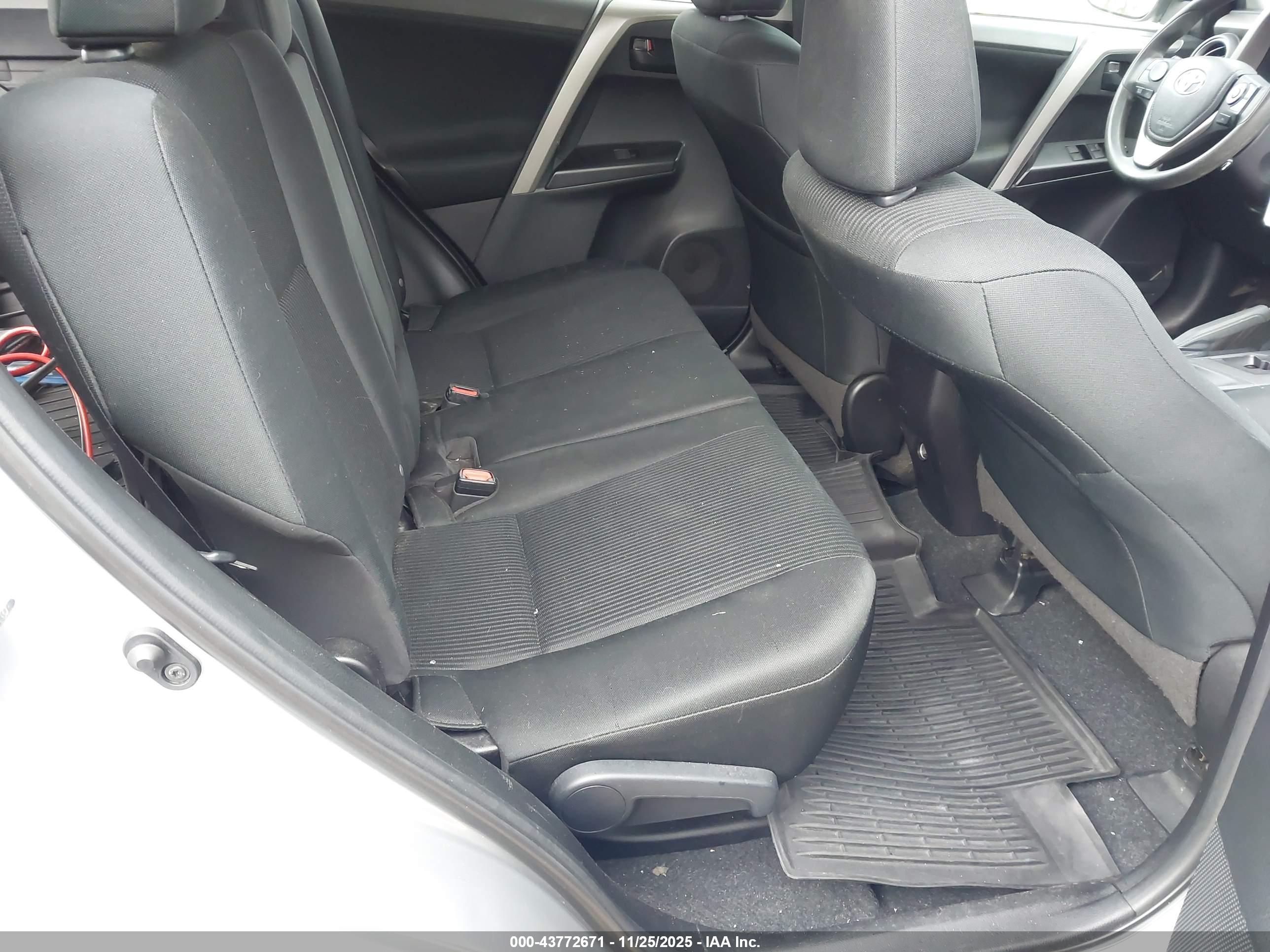 TOYOTA RAV4 image 8