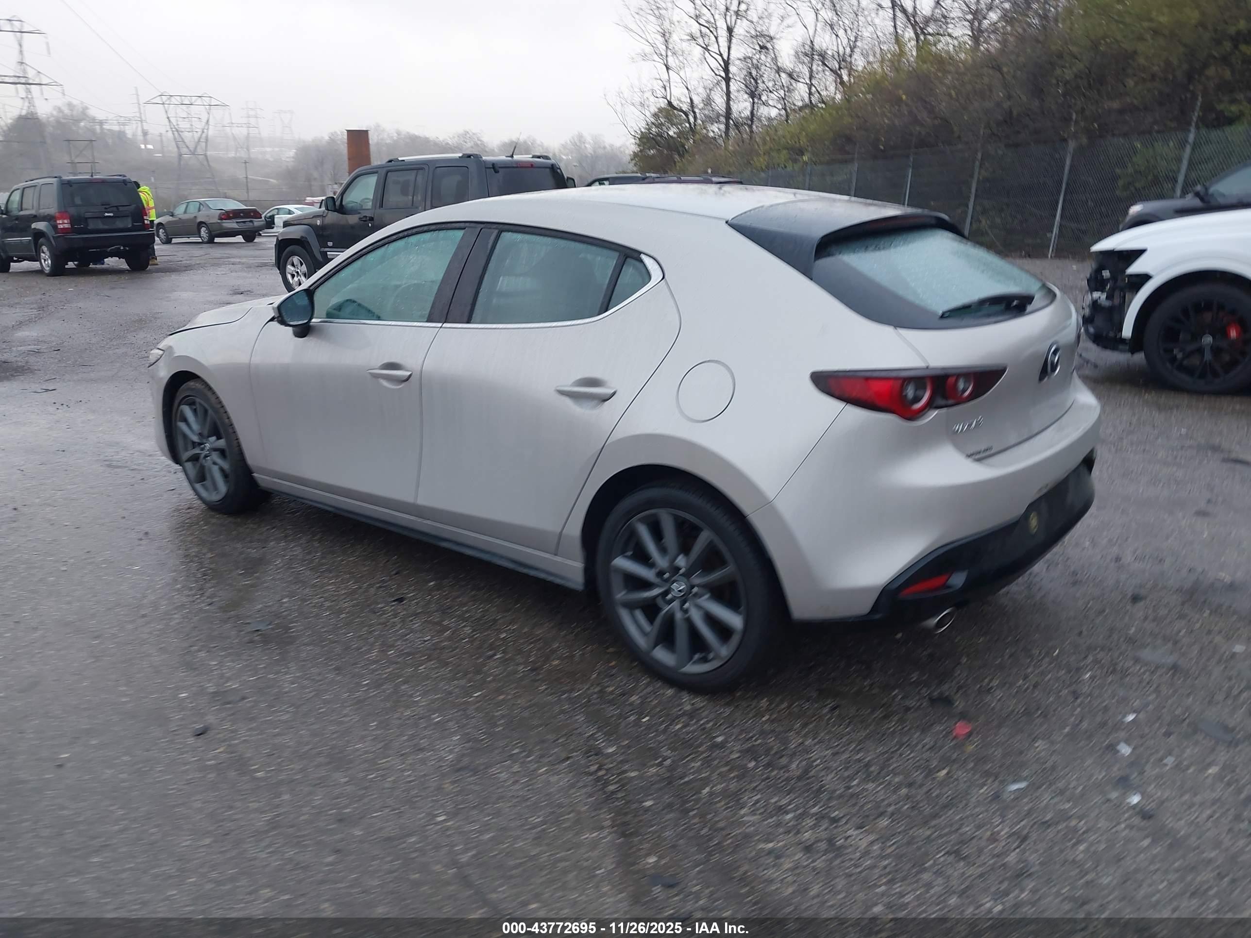 MAZDA MAZDA3 image 3