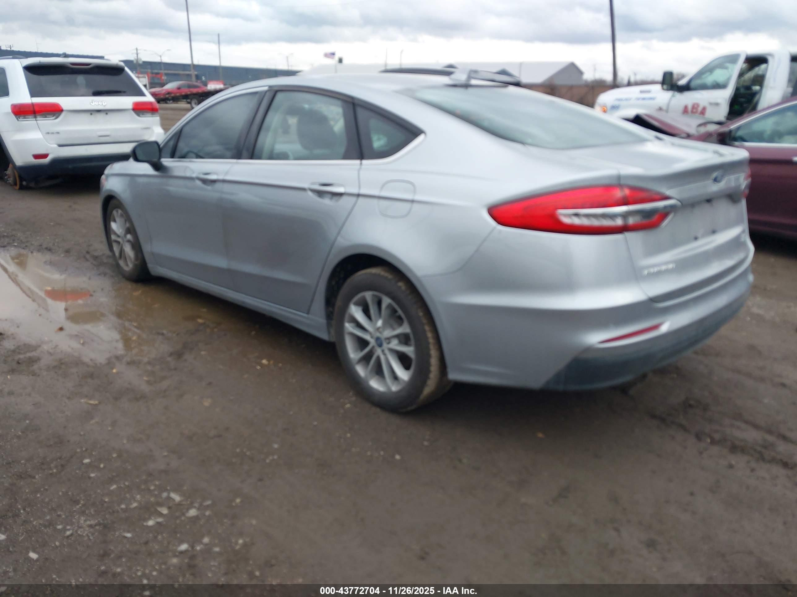 FORD FUSION image 3