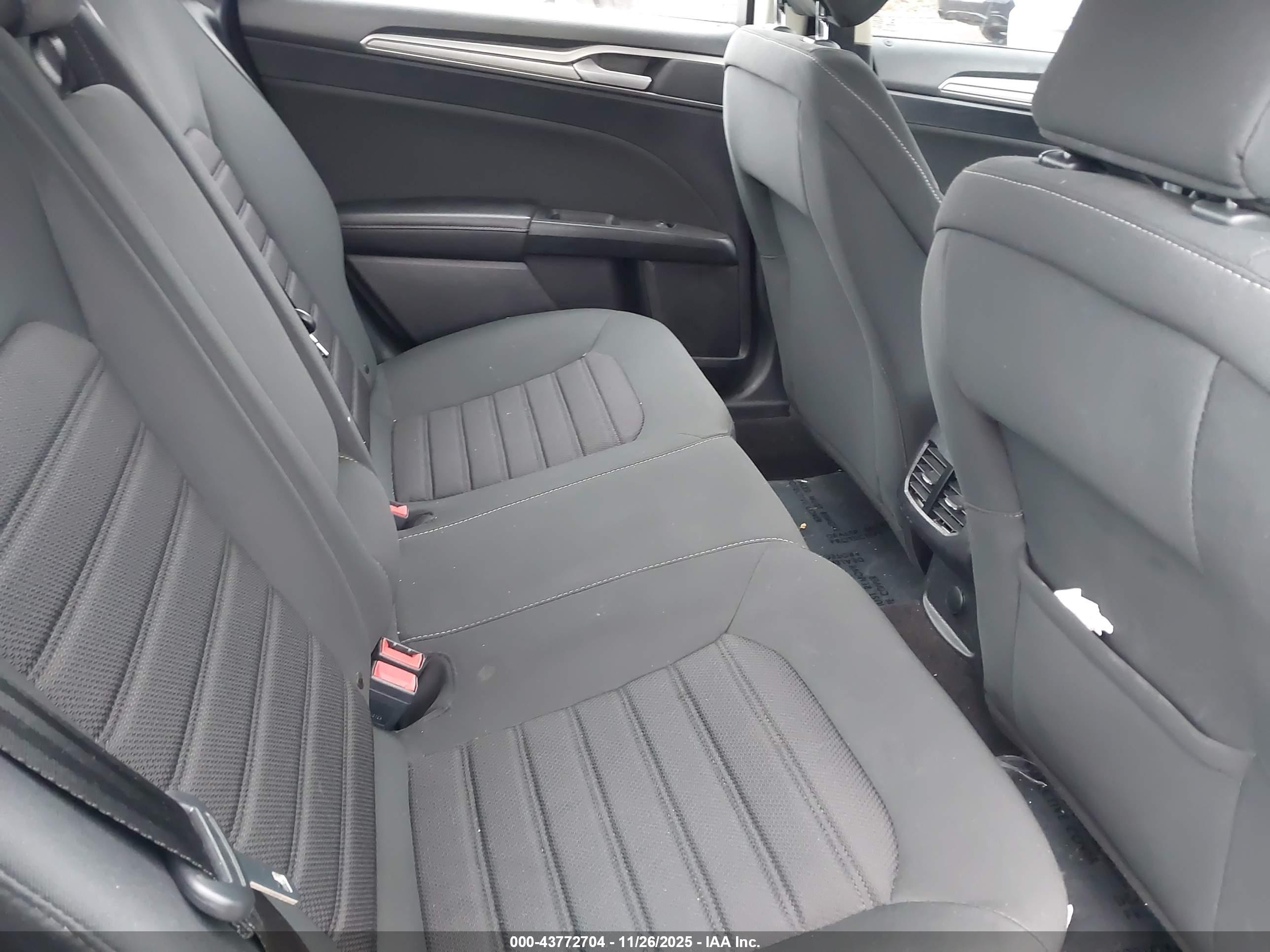 FORD FUSION image 8
