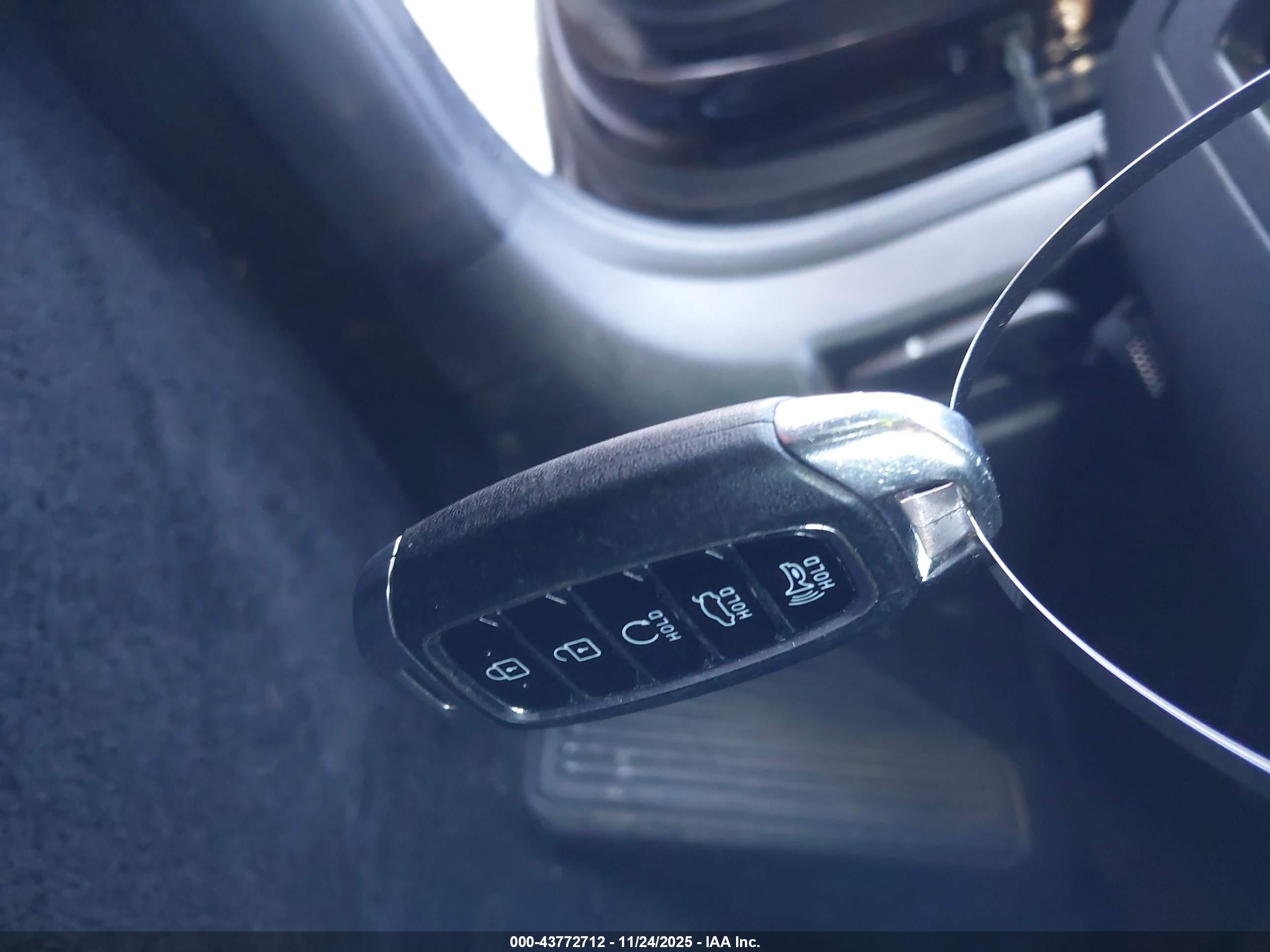 HYUNDAI ELANTRA image 11
