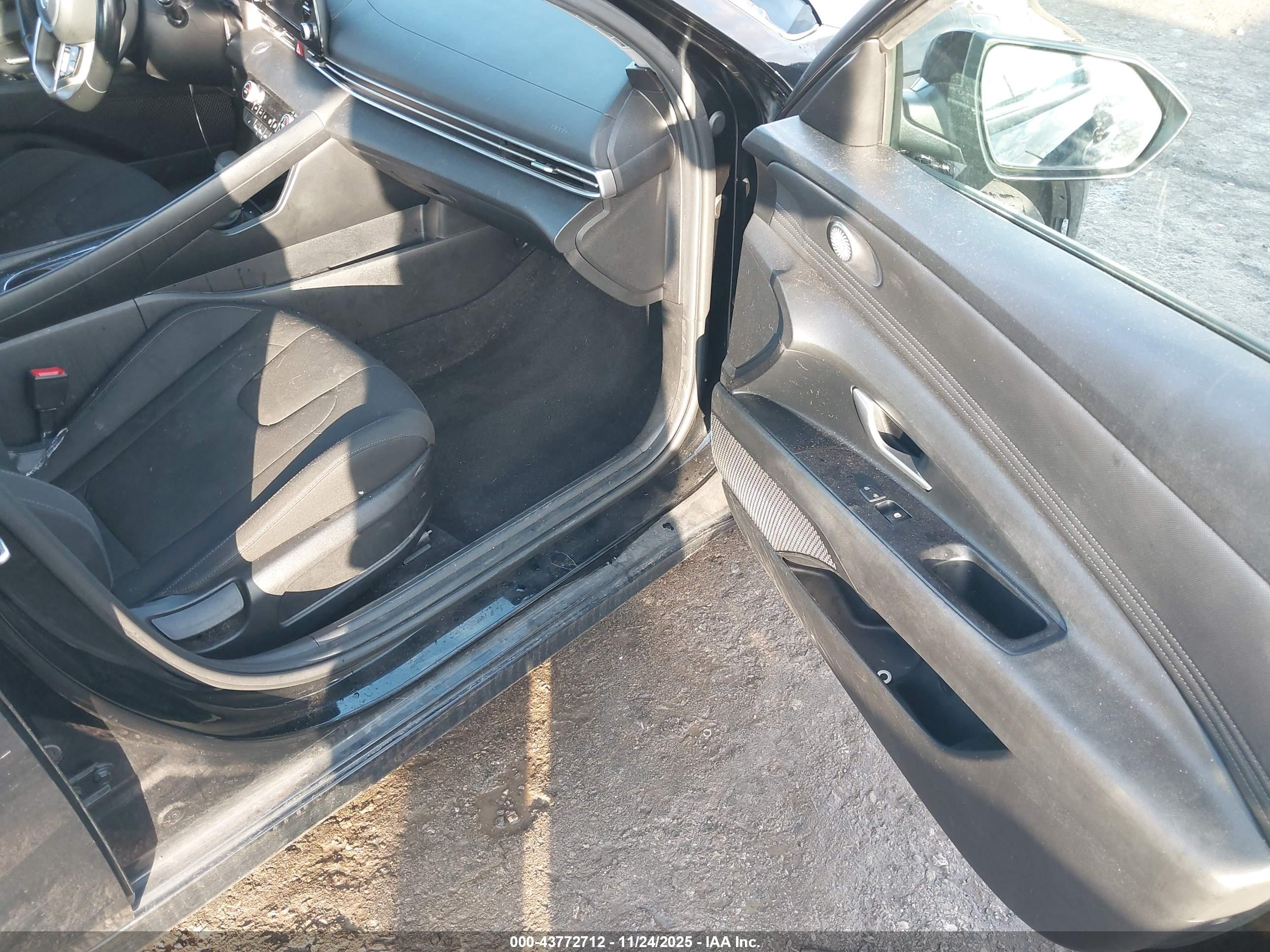 HYUNDAI ELANTRA image 5