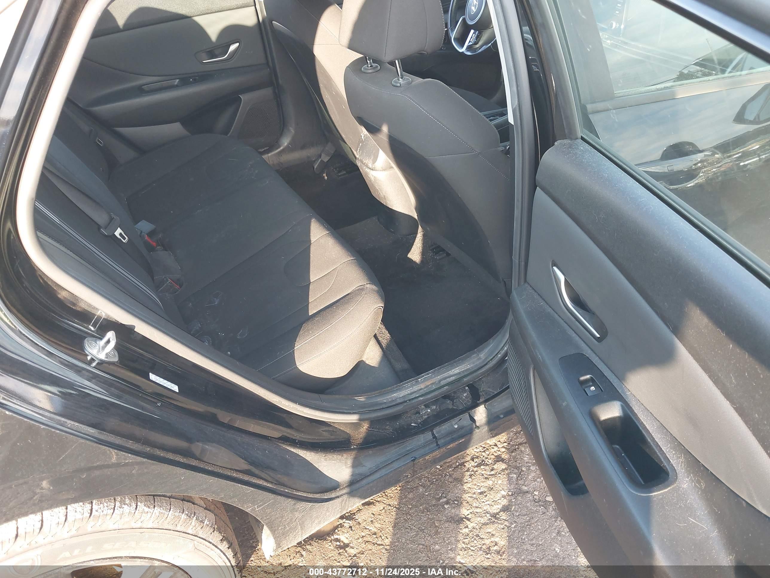 HYUNDAI ELANTRA image 8
