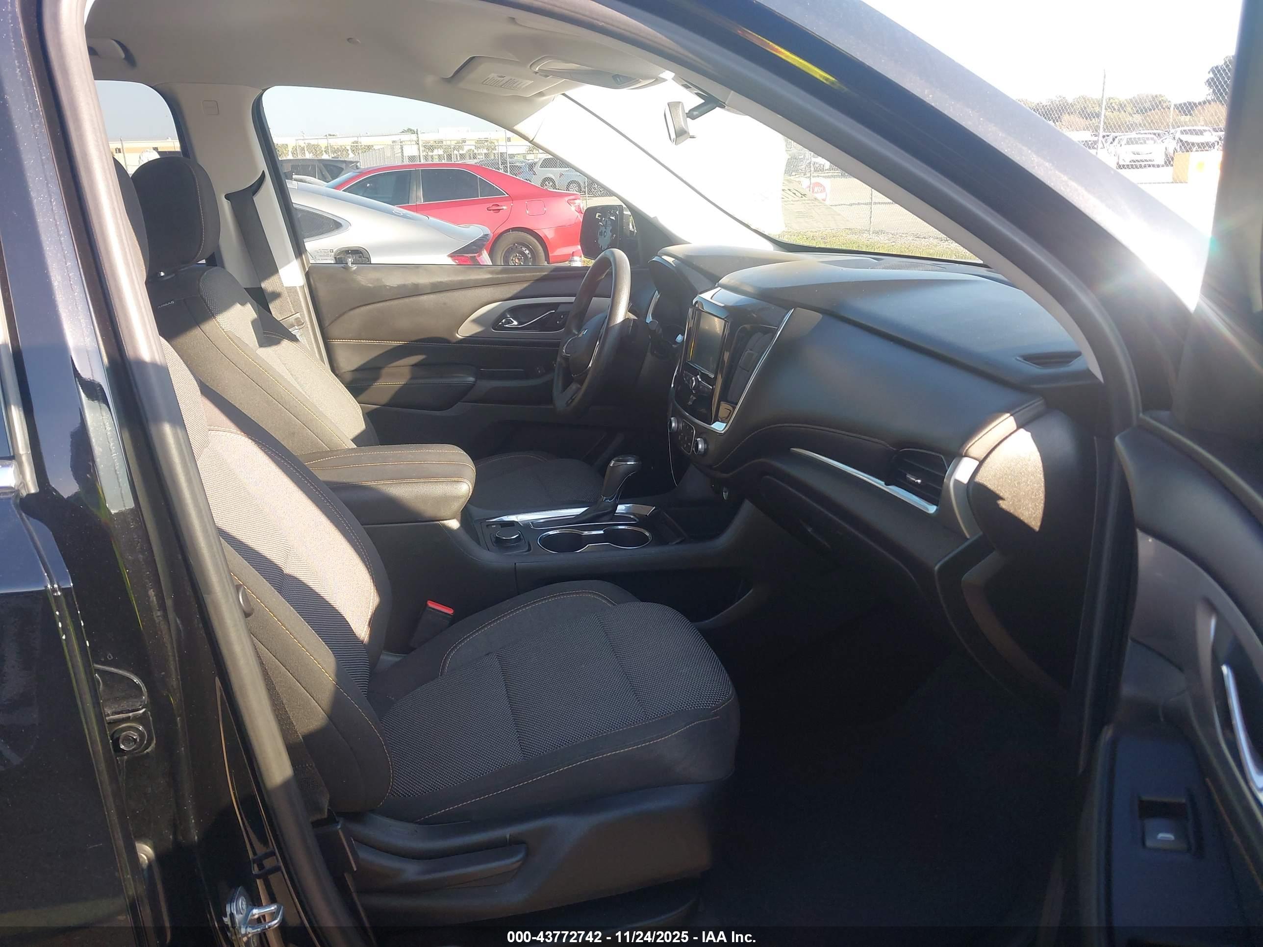 CHEVROLET TRAVERSE image 5