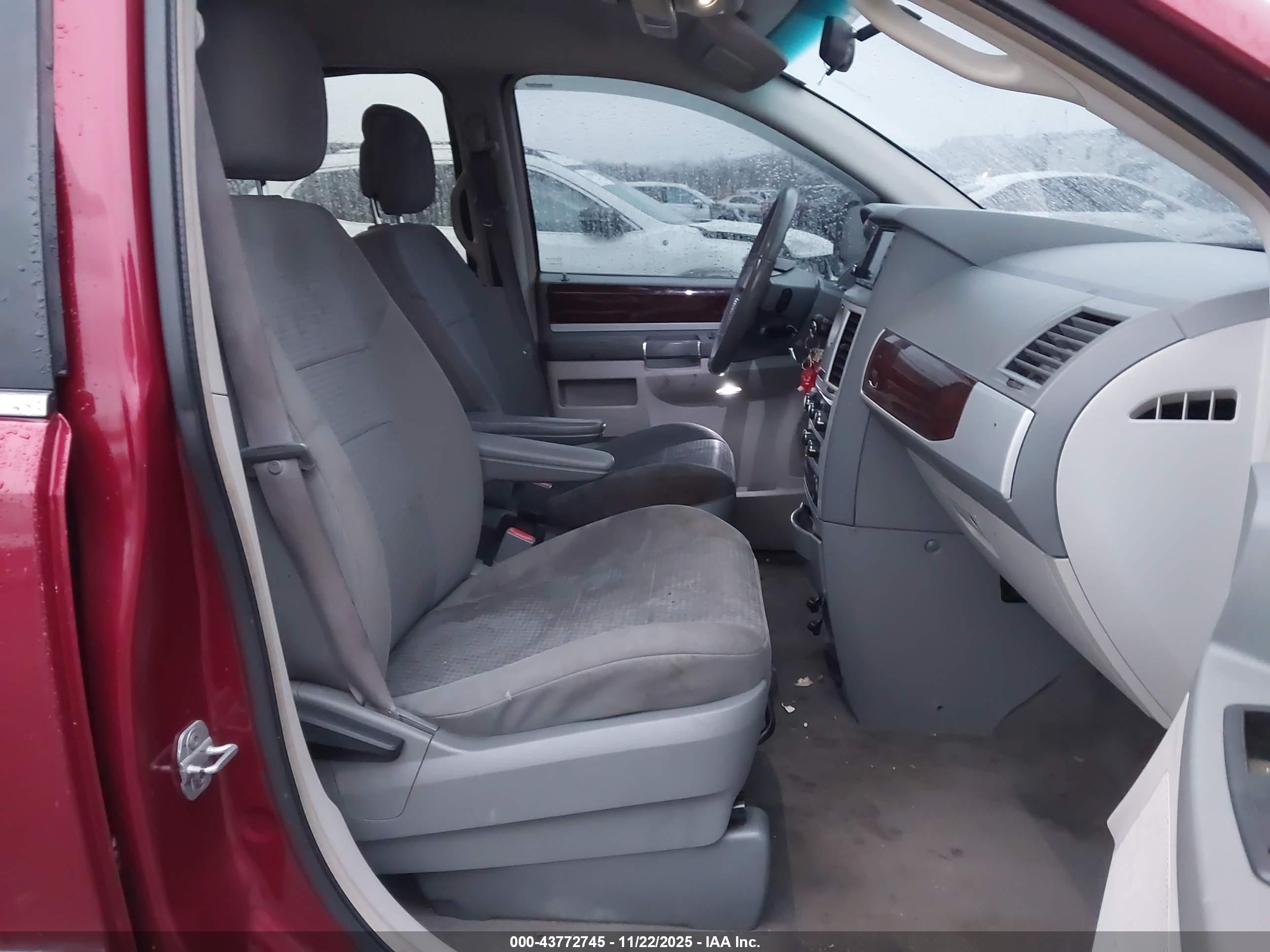 CHRYSLER TOWN image 5