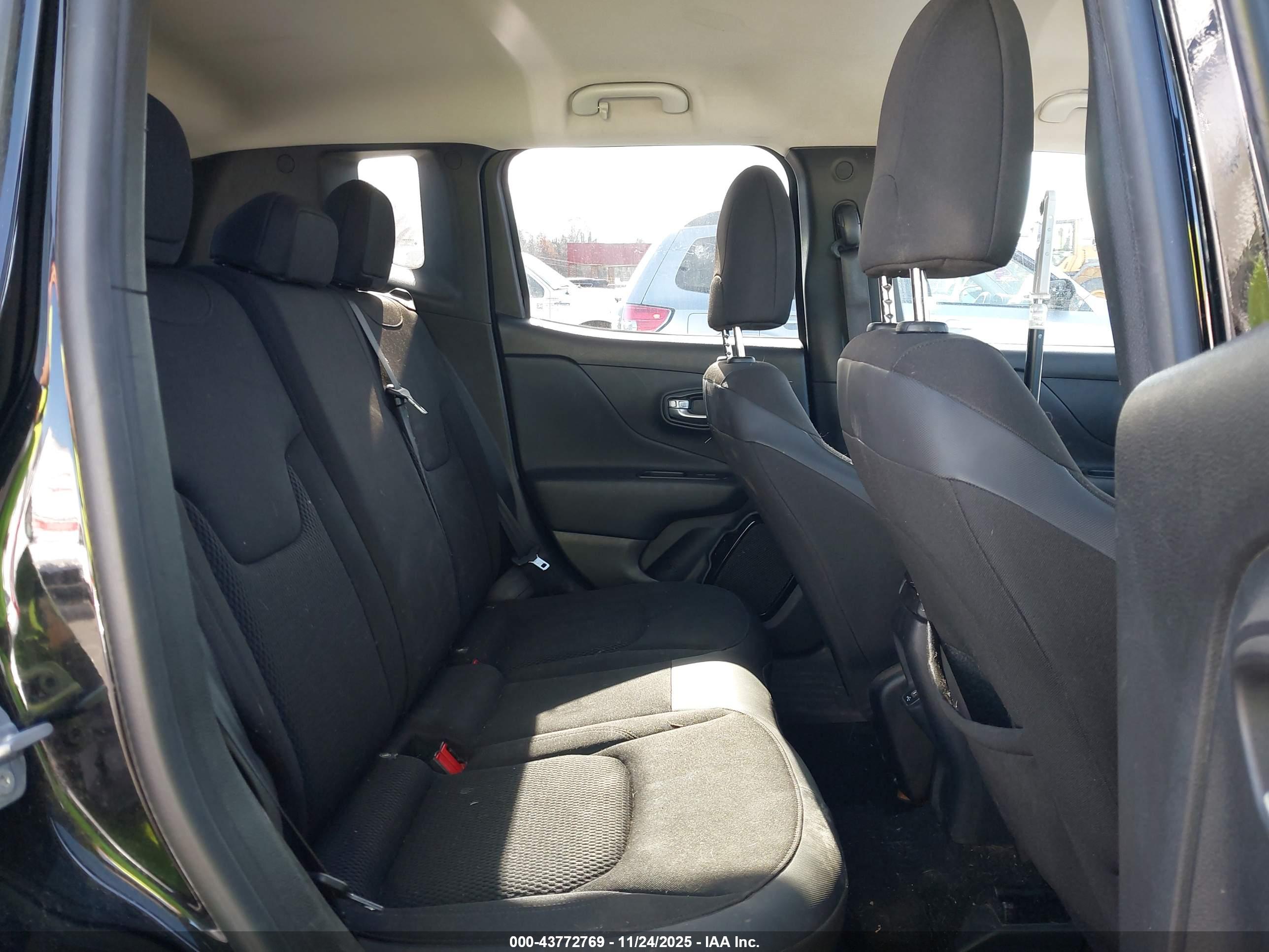 JEEP RENEGADE image 8