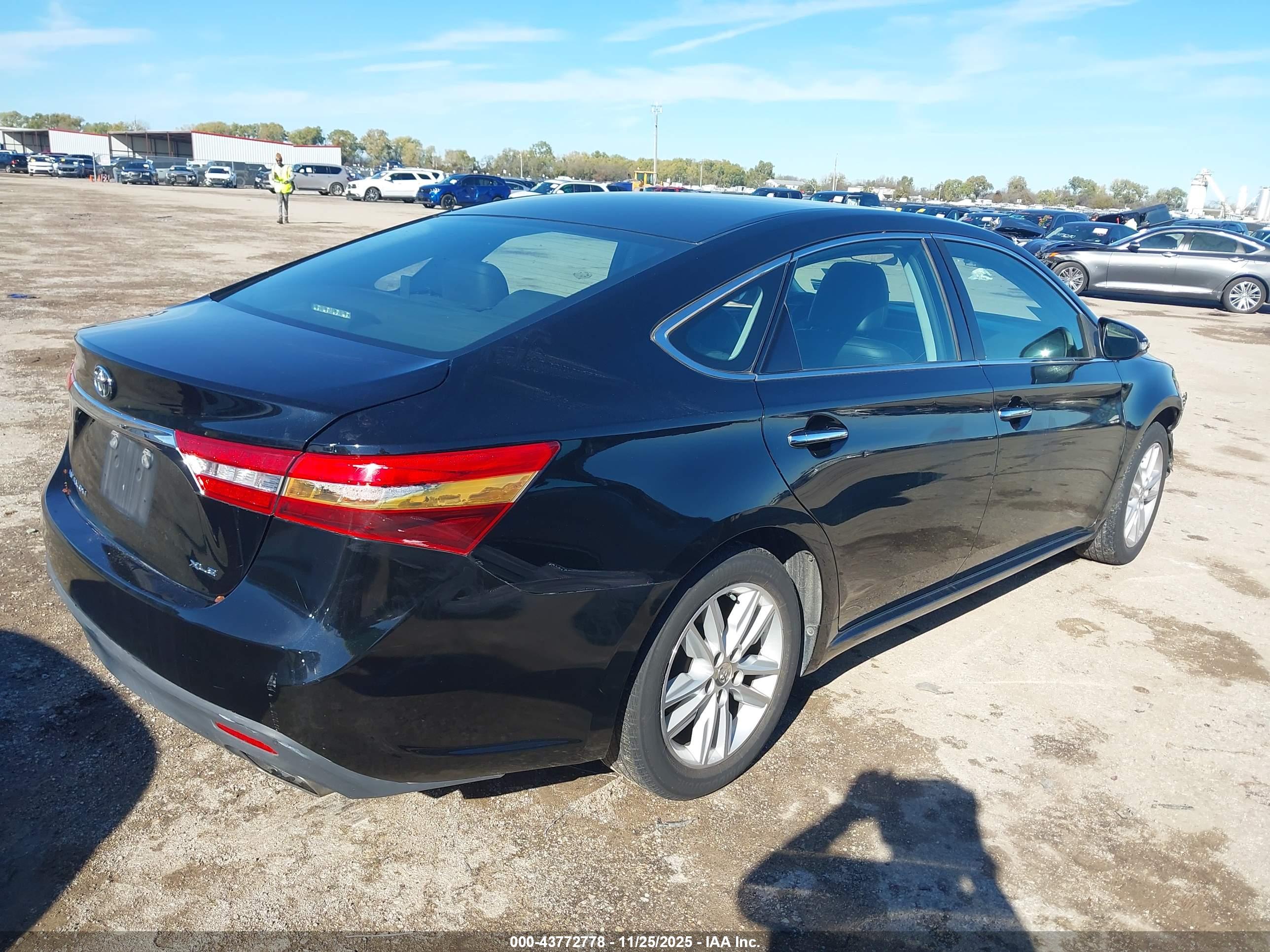 TOYOTA AVALON image 4