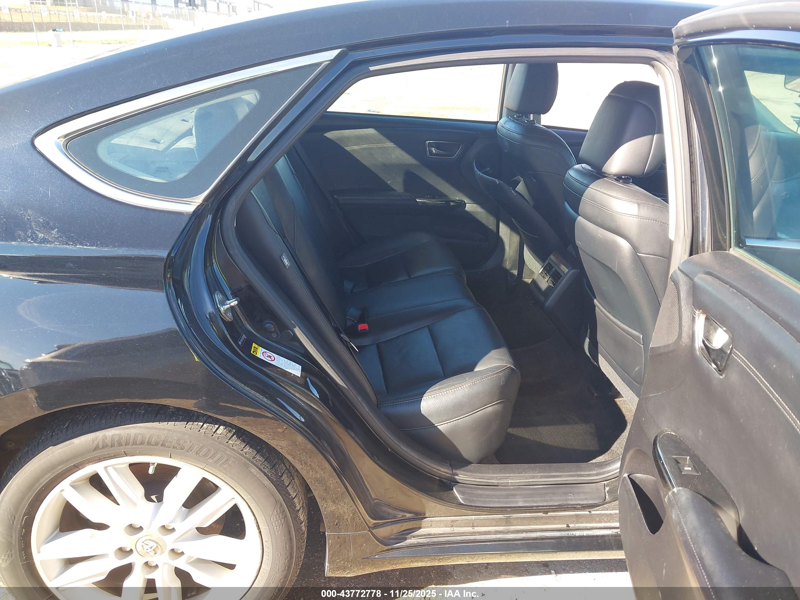 TOYOTA AVALON image 8