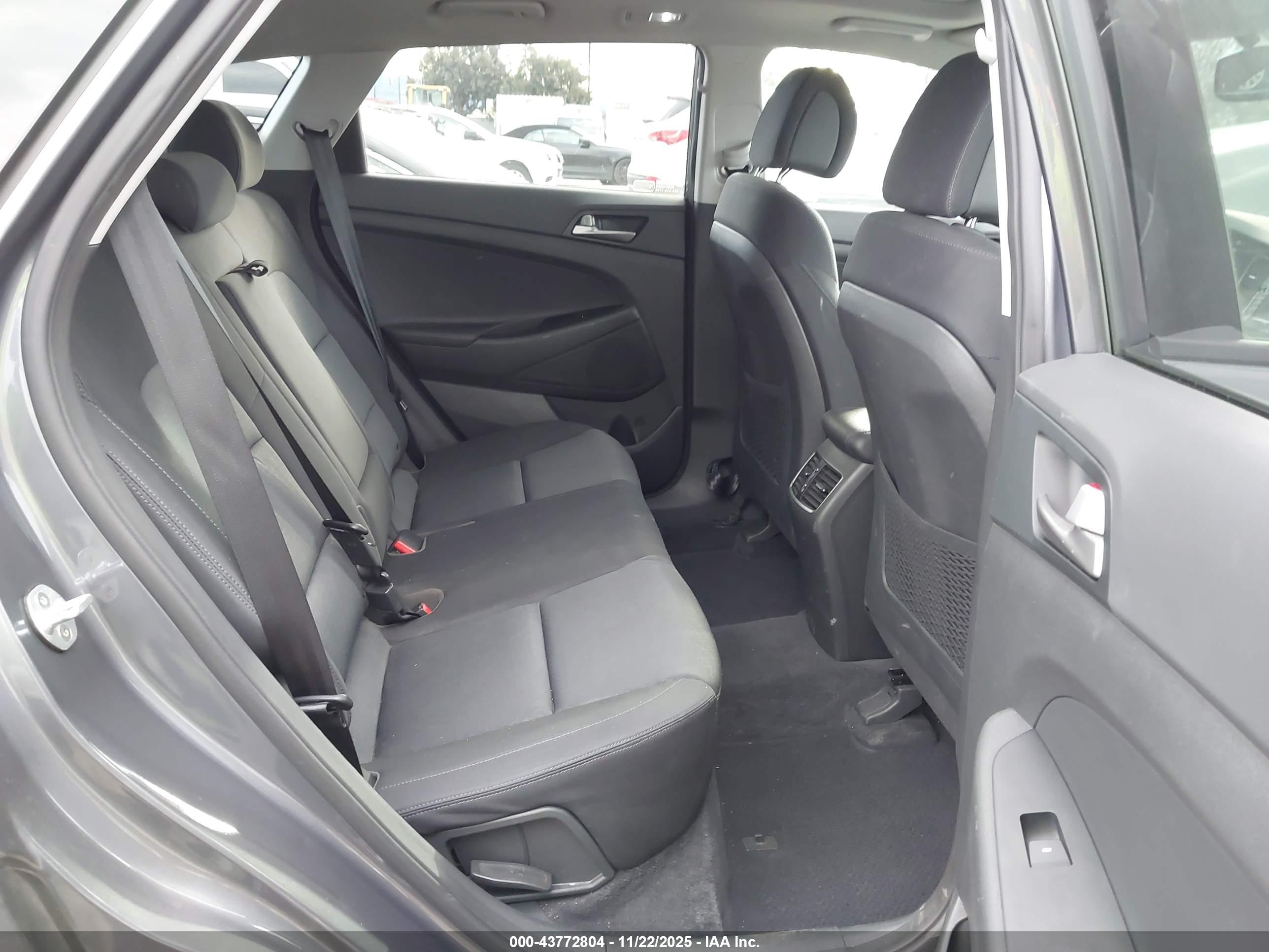 HYUNDAI TUCSON image 8