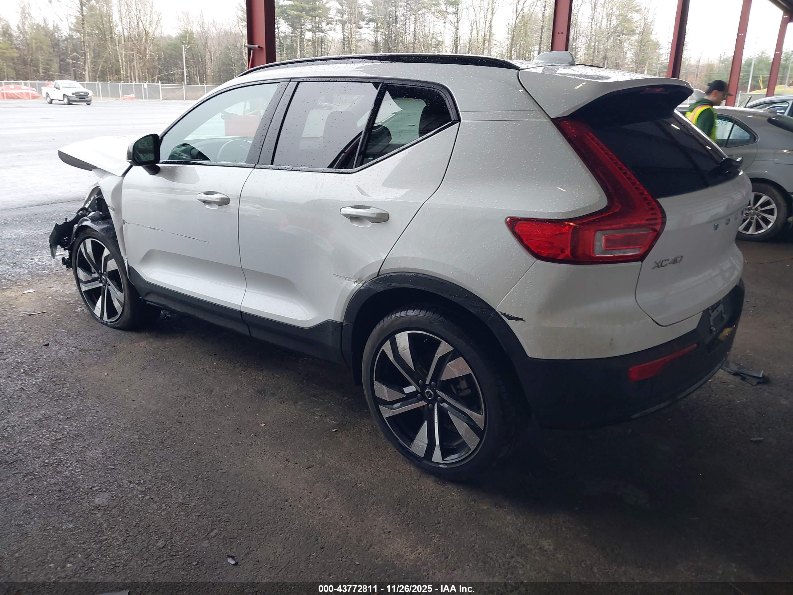 VOLVO XC40 image 3
