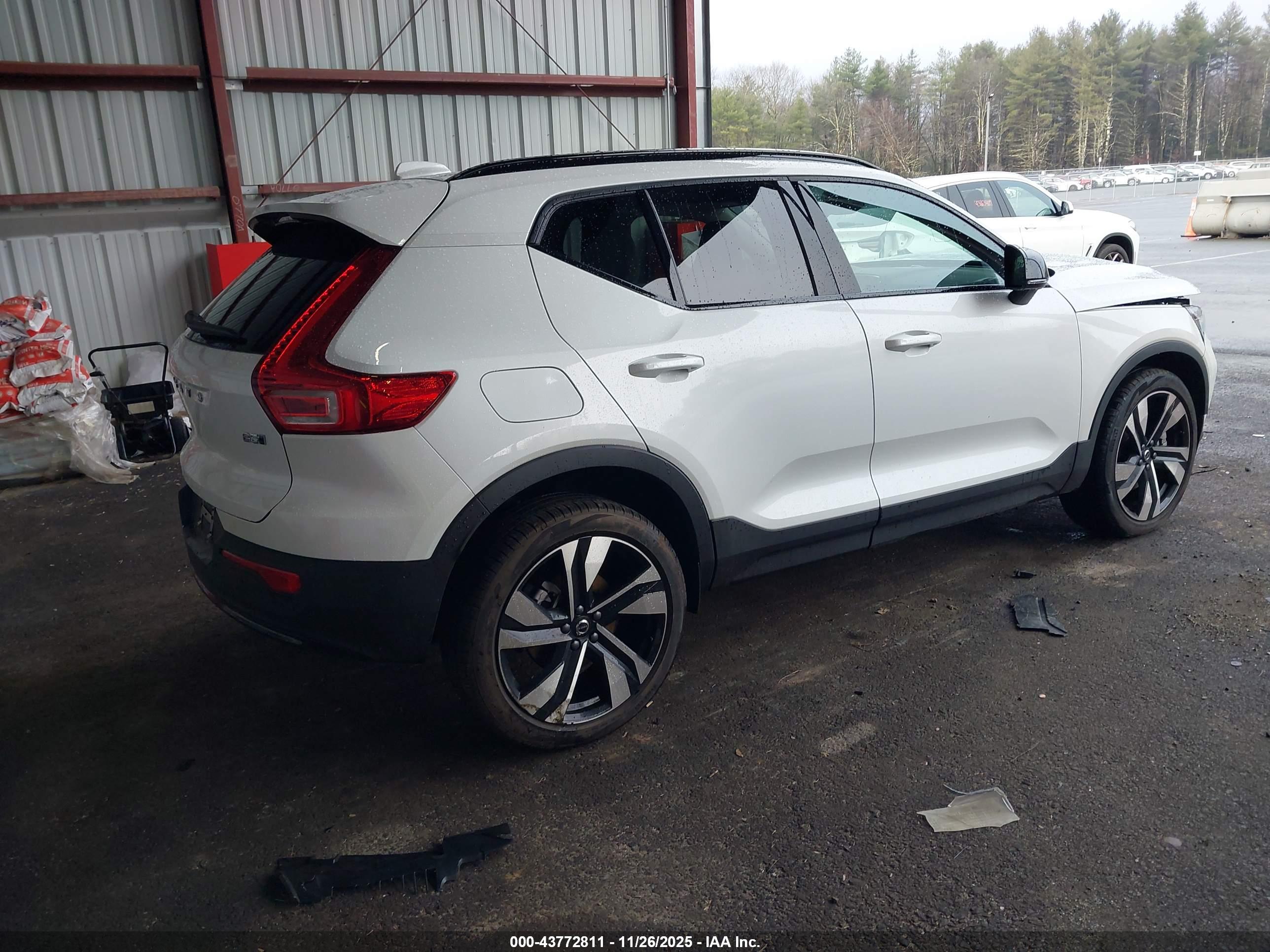VOLVO XC40 image 4