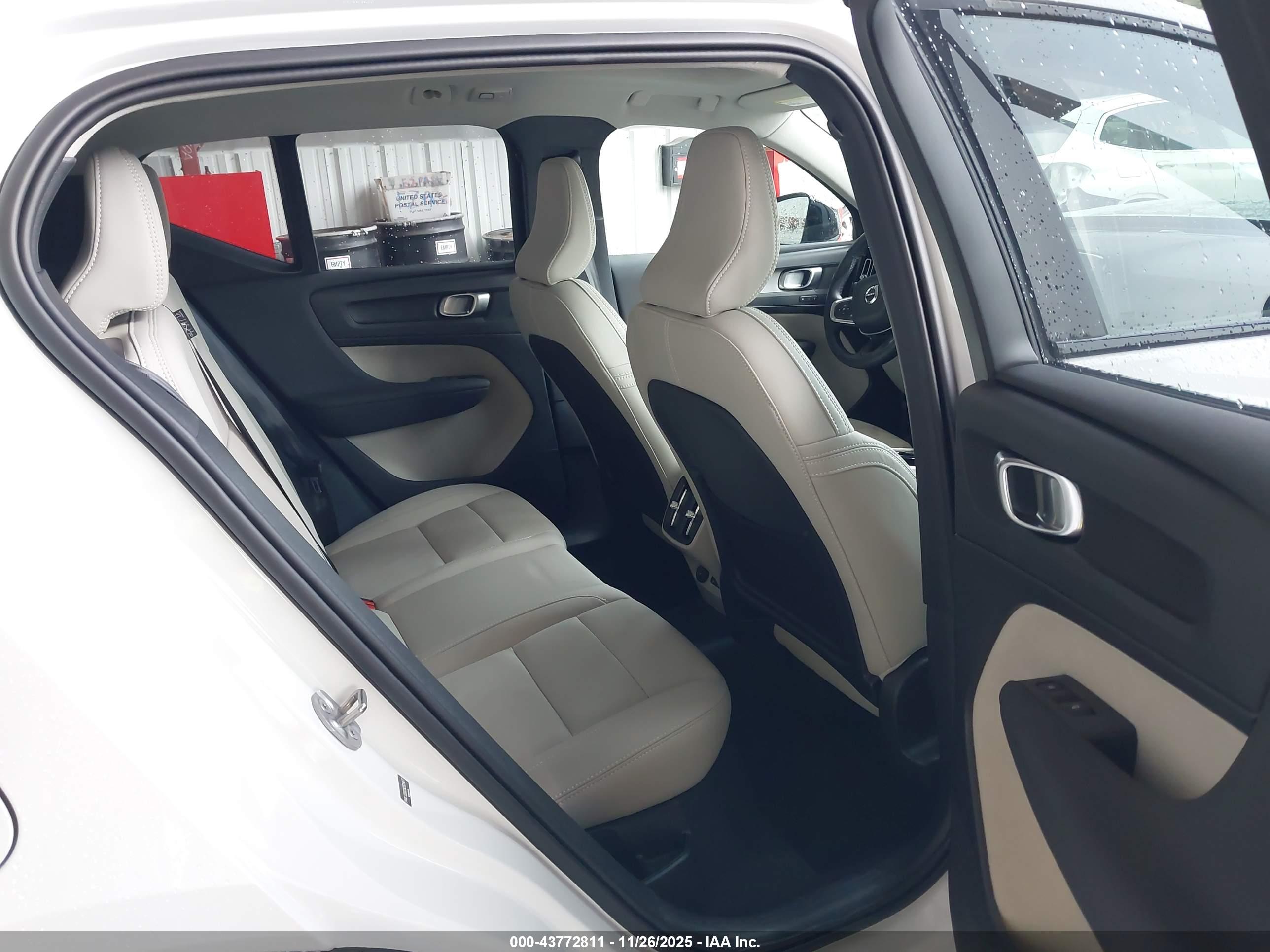 VOLVO XC40 image 8