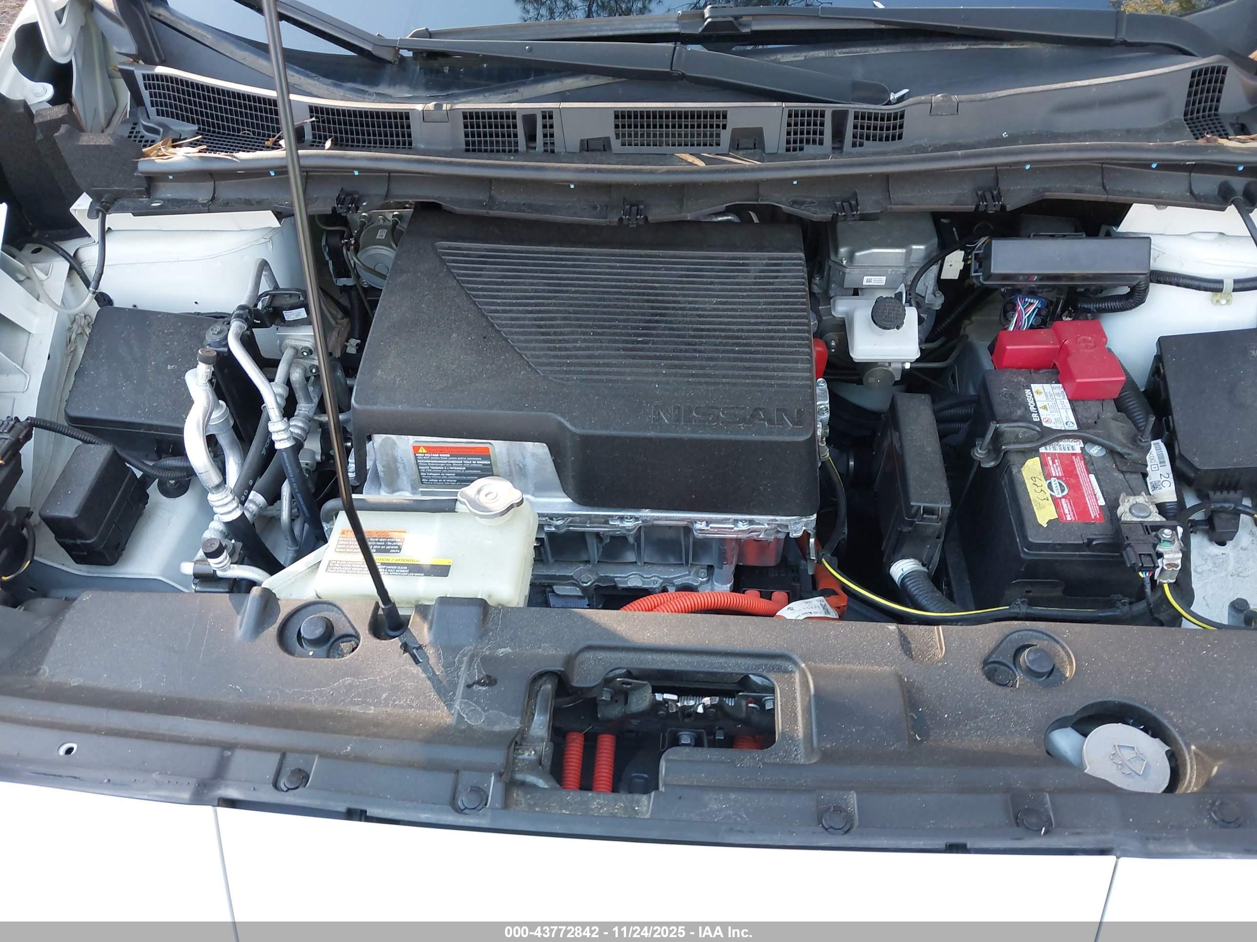 NISSAN LEAF image 10