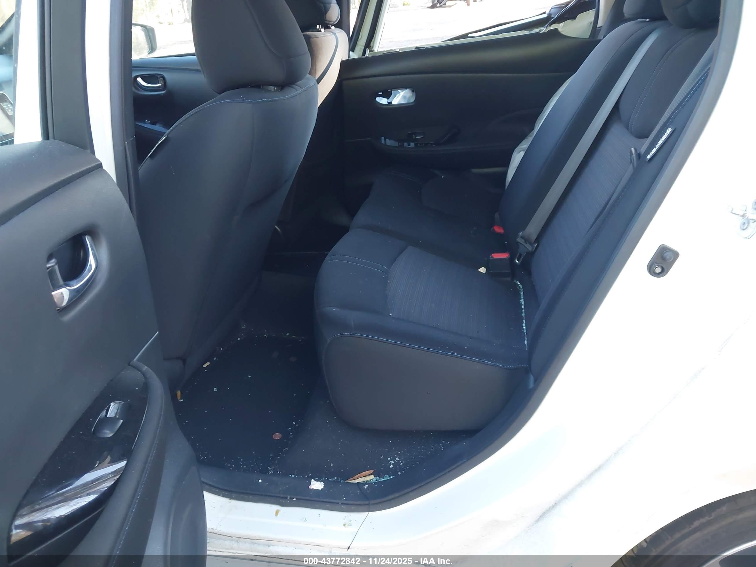 NISSAN LEAF image 8