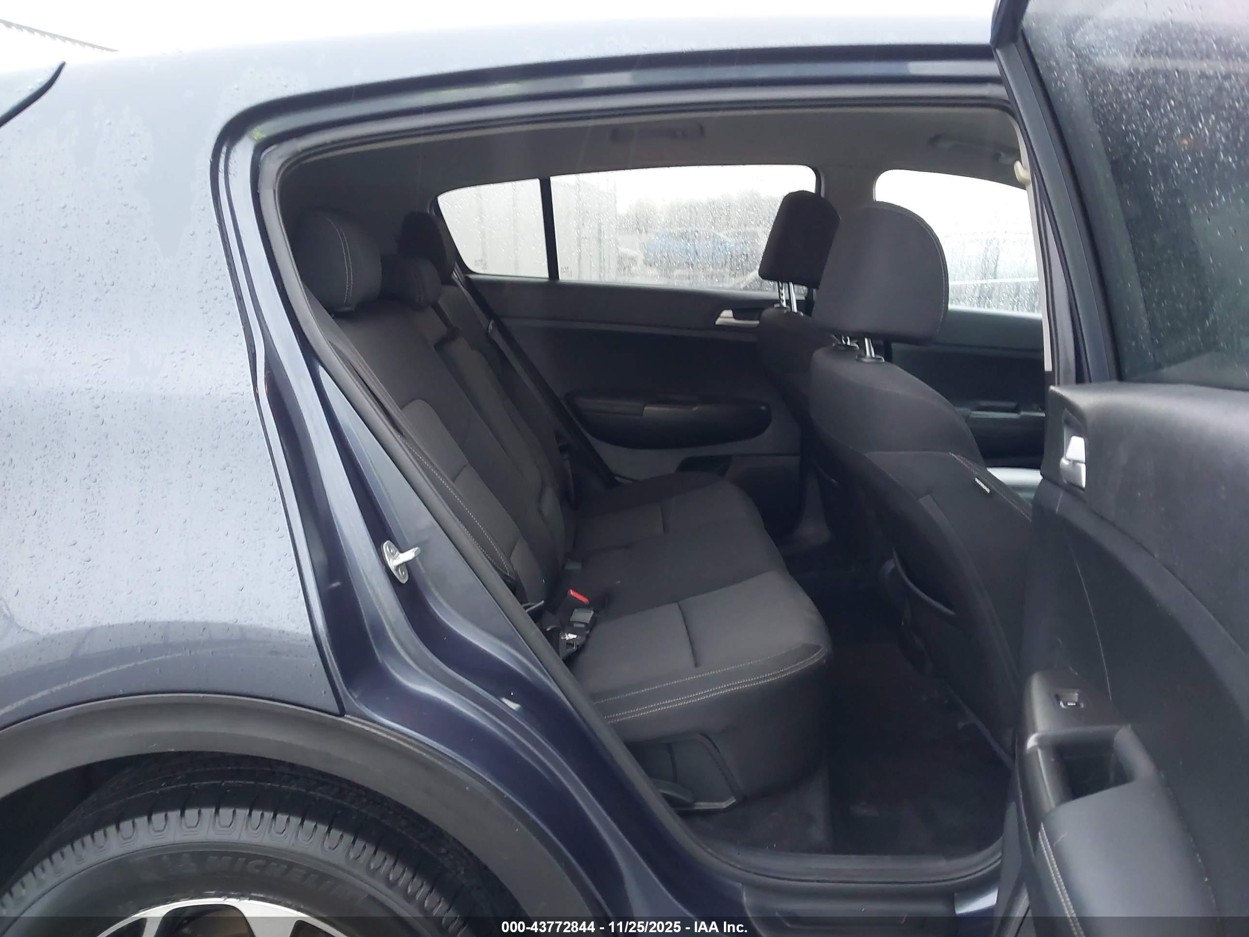 KIA SPORTAGE image 8