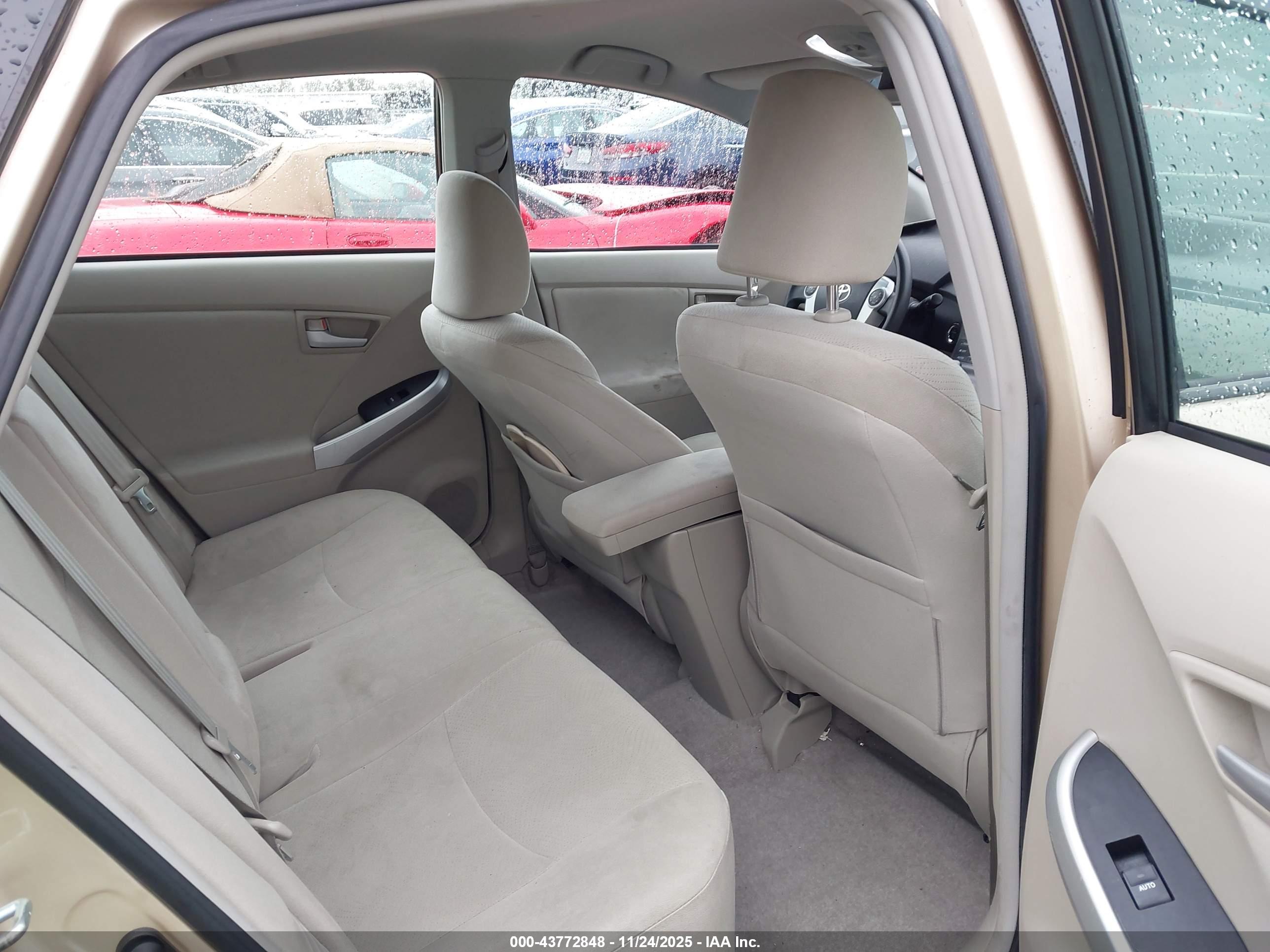 TOYOTA PRIUS image 8
