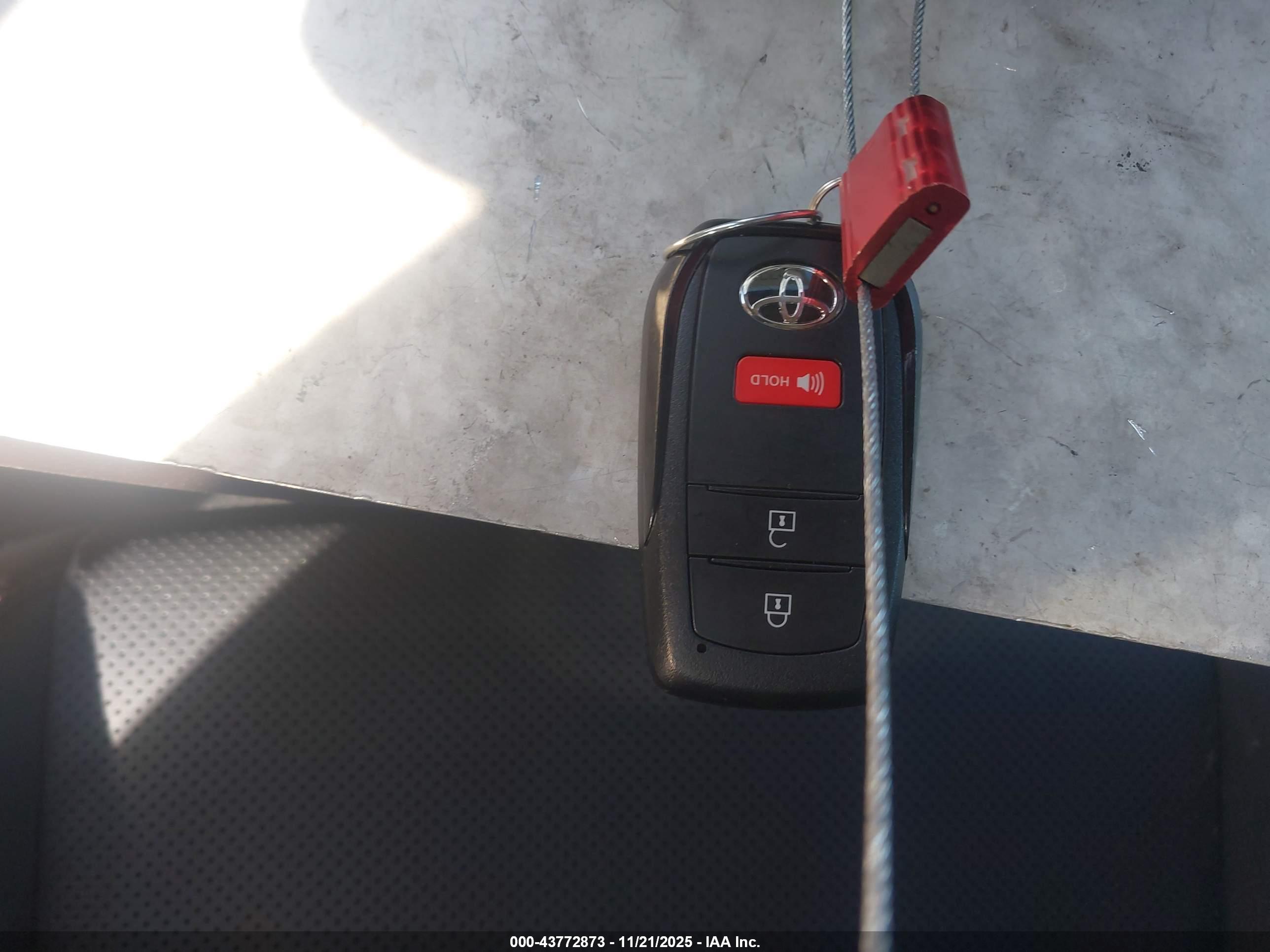 TOYOTA PRIUS image 11