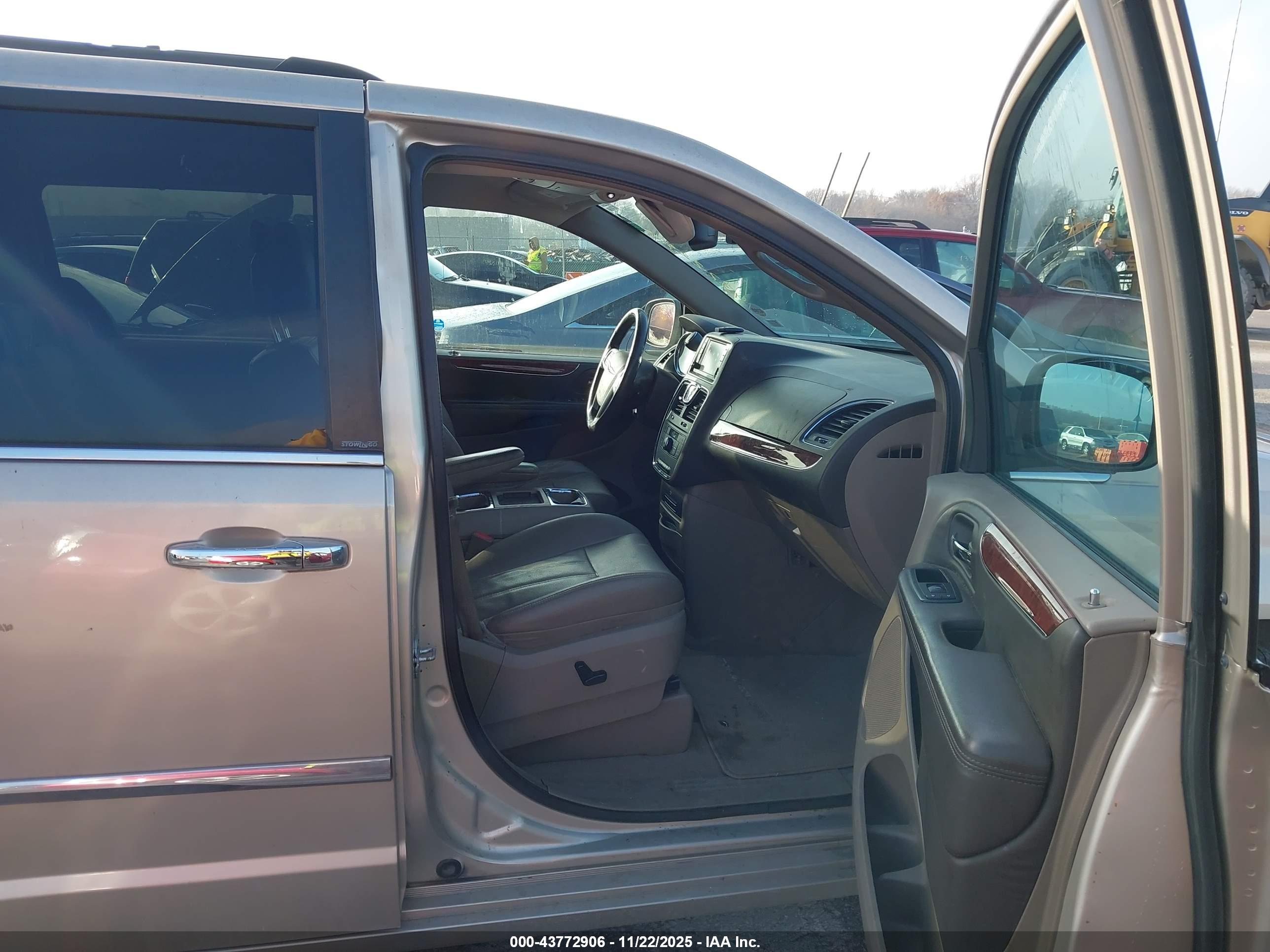 CHRYSLER TOWN image 5
