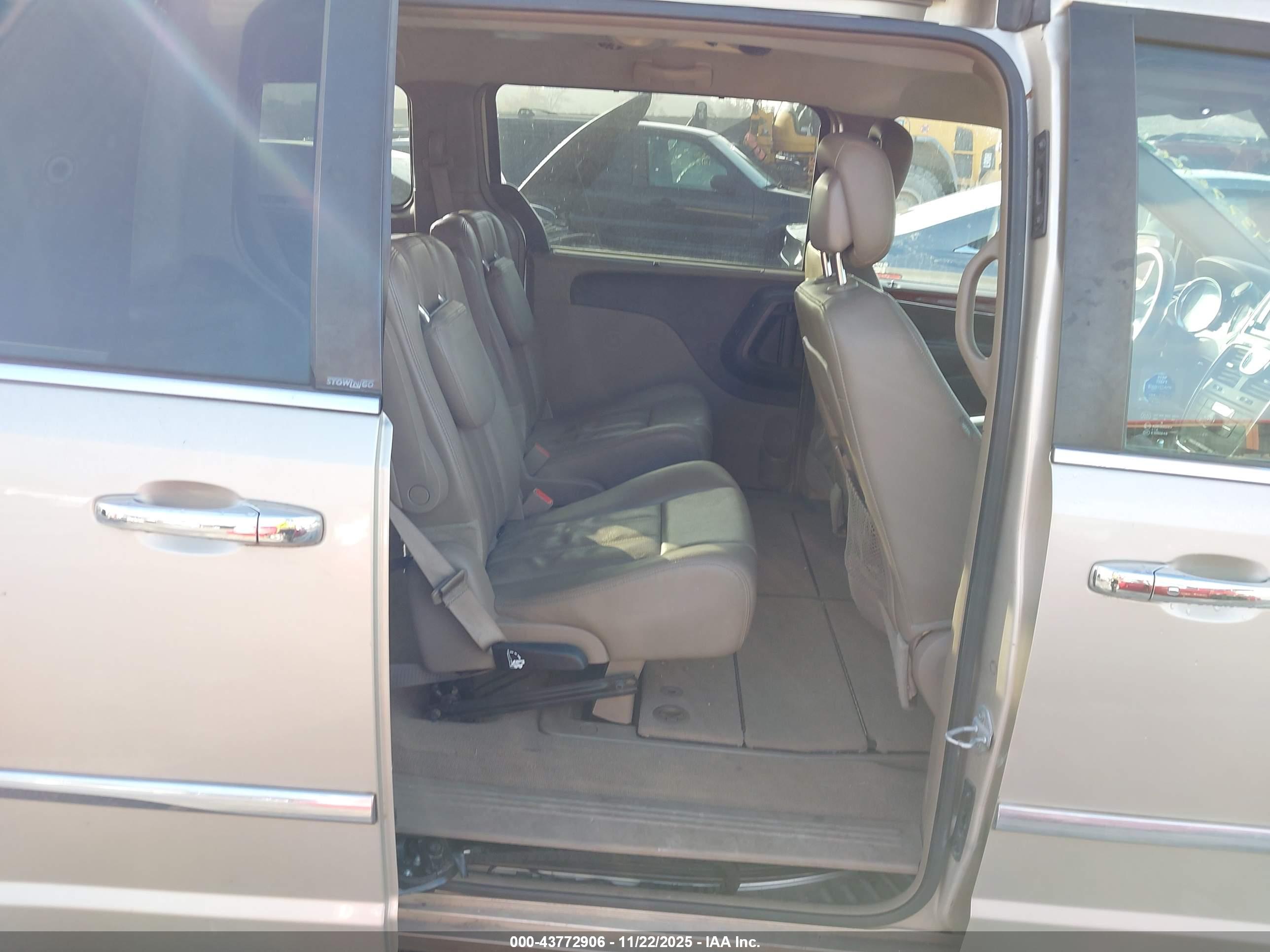 CHRYSLER TOWN image 8