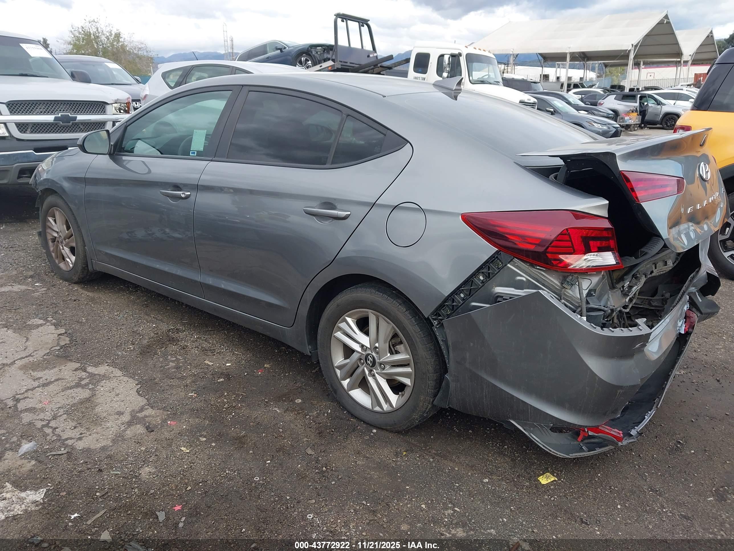 HYUNDAI ELANTRA image 3