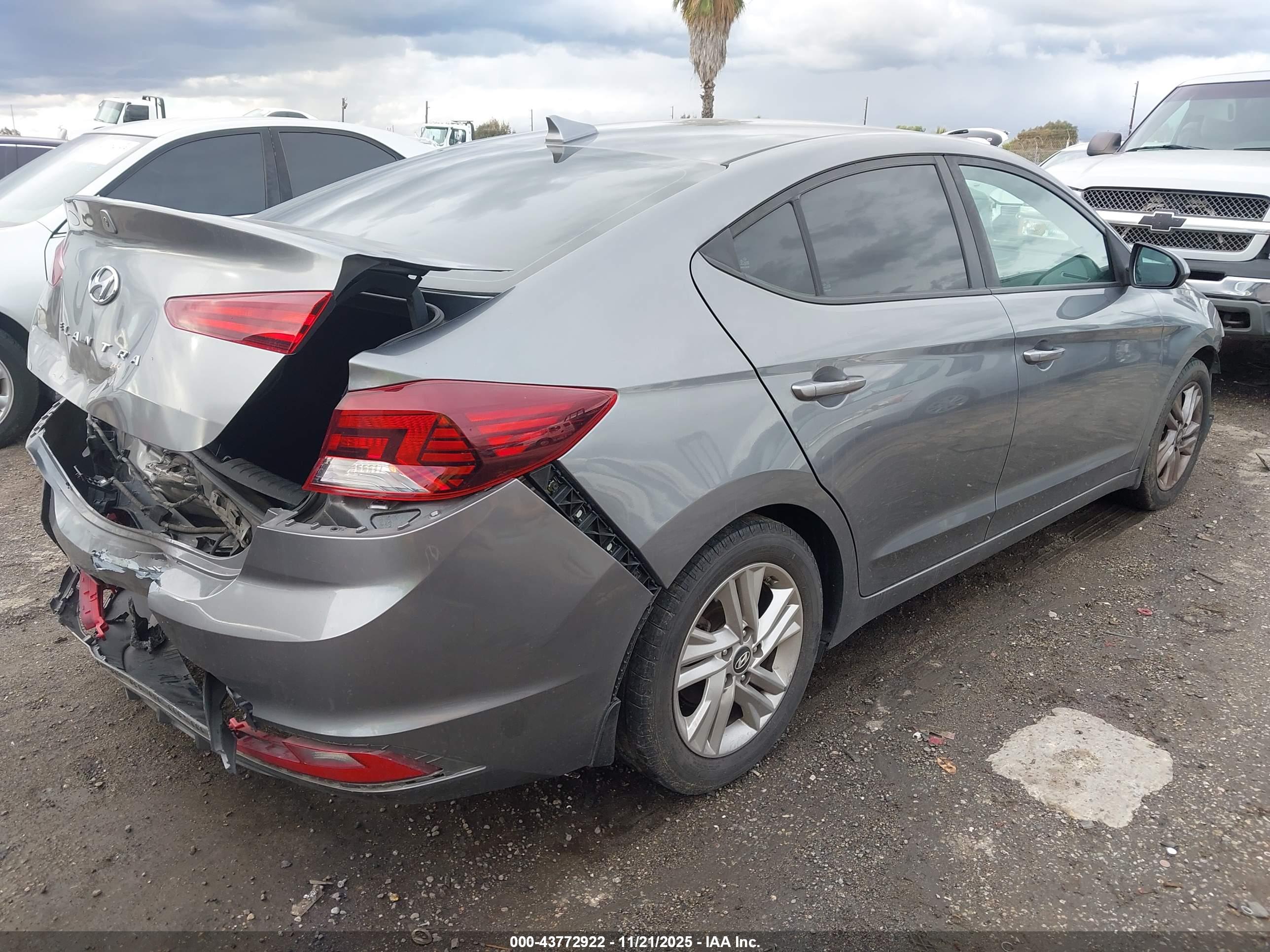 HYUNDAI ELANTRA image 4