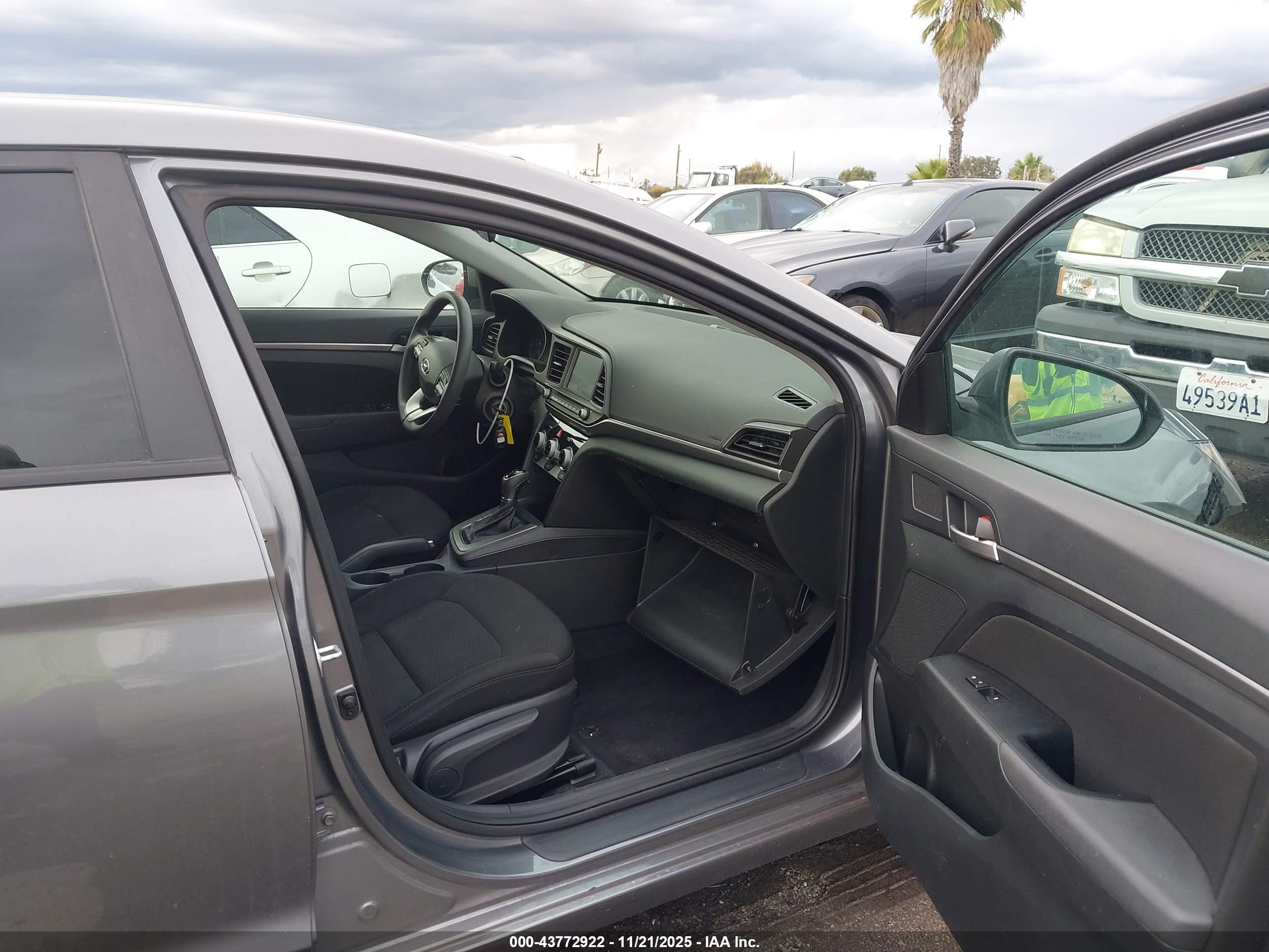 HYUNDAI ELANTRA image 5
