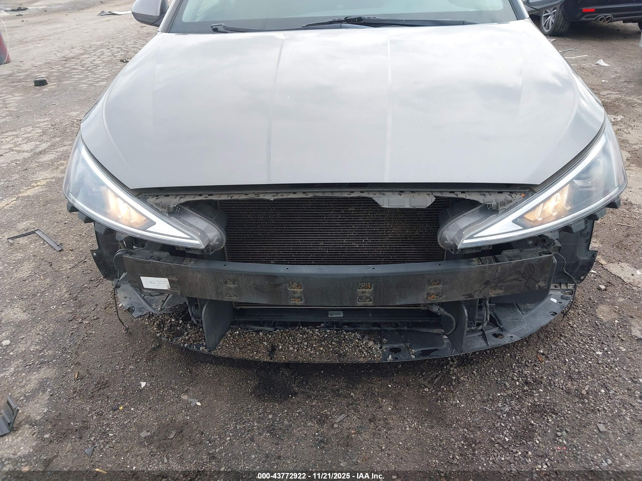 HYUNDAI ELANTRA image 6