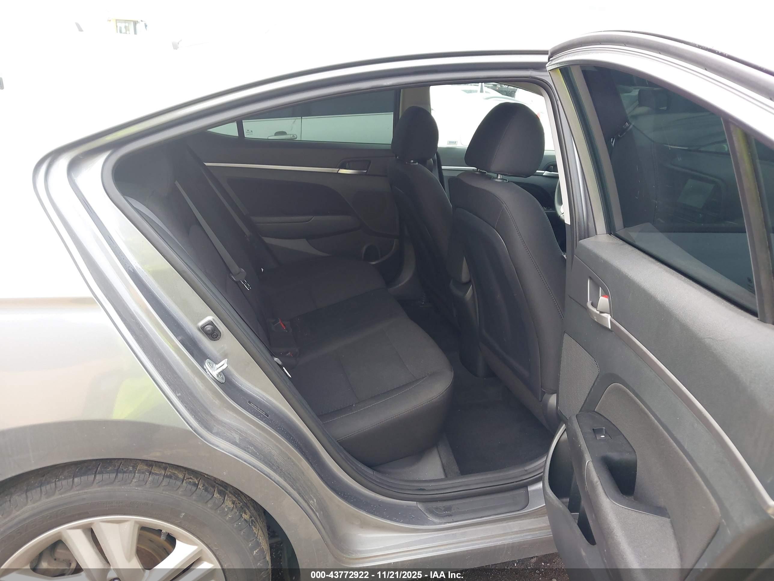 HYUNDAI ELANTRA image 8