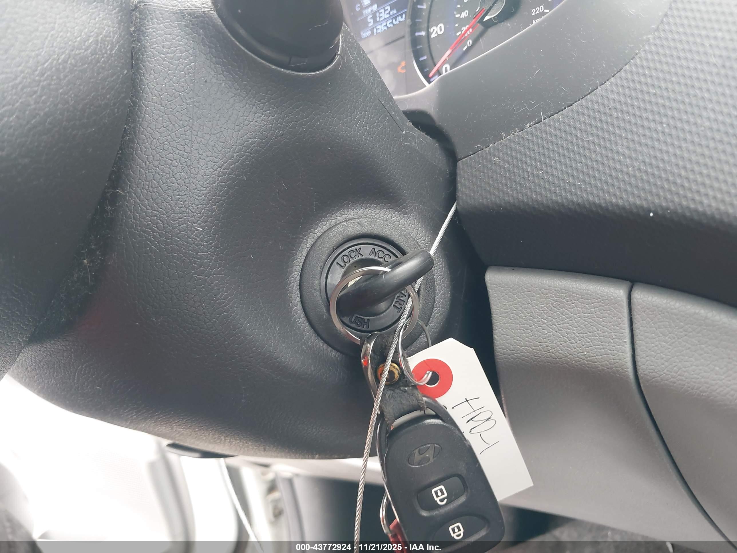 HYUNDAI ACCENT image 11