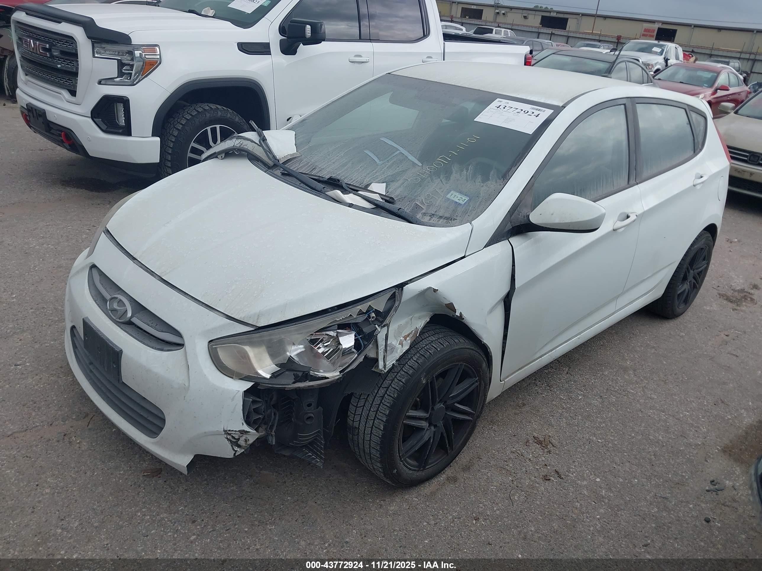 HYUNDAI ACCENT image 2
