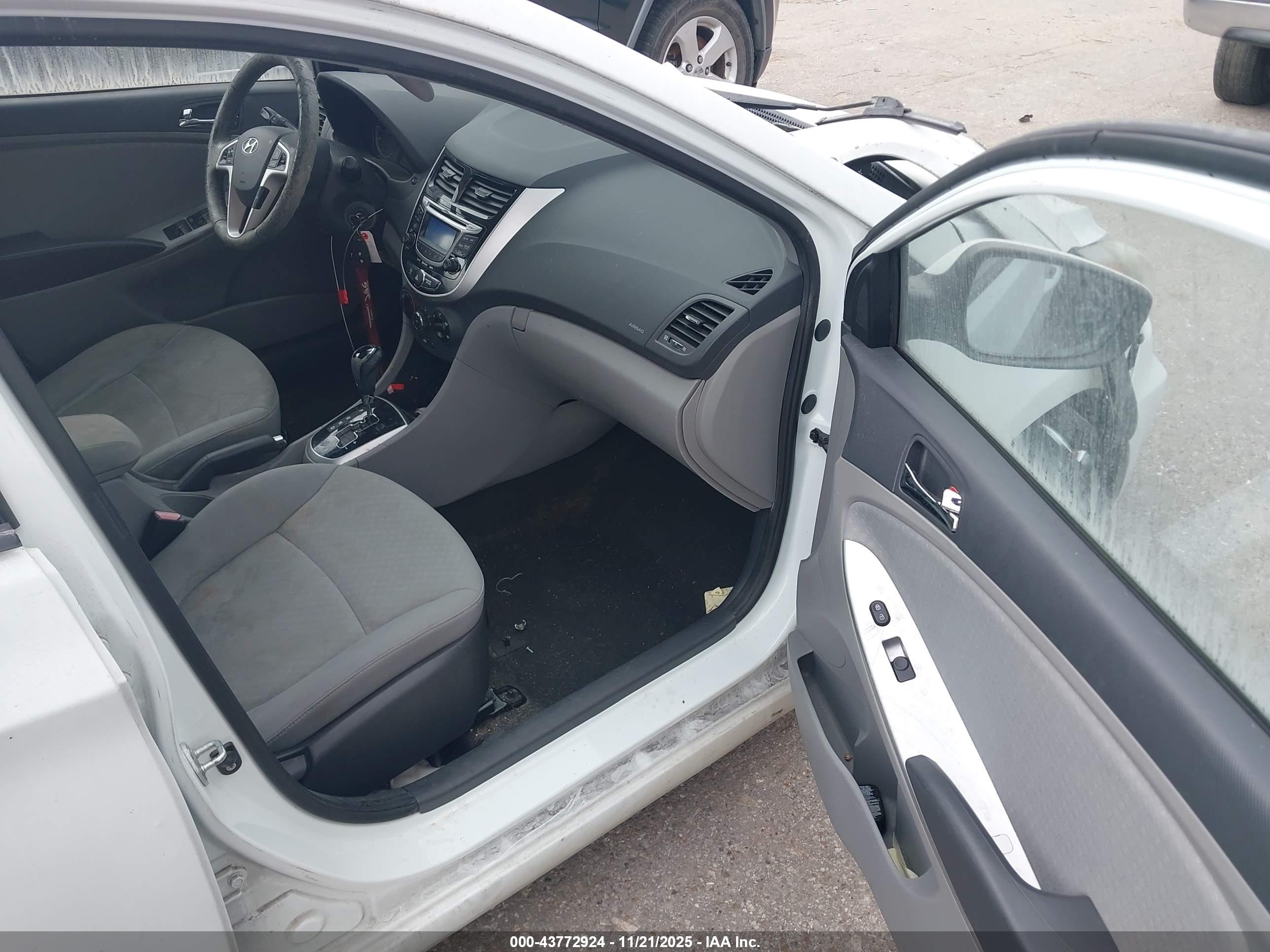 HYUNDAI ACCENT image 5