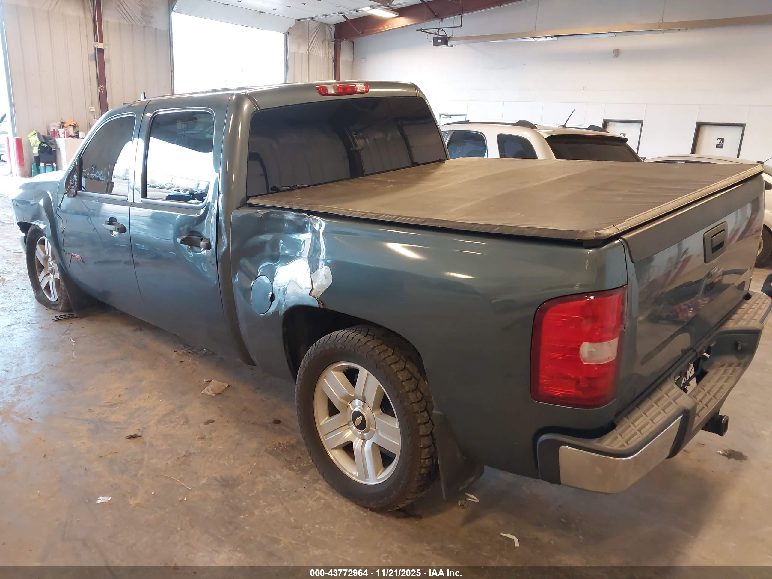 CHEVROLET SILVERADO image 3