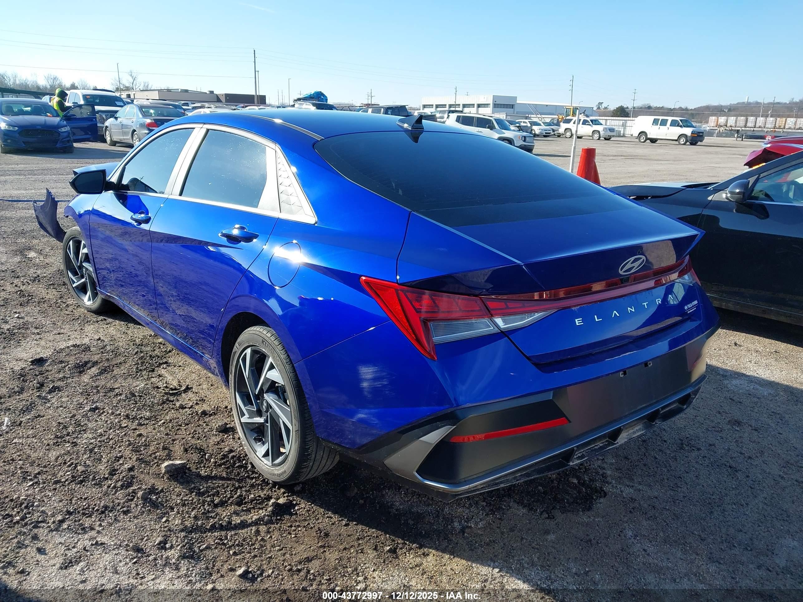 HYUNDAI ELANTRA image 3