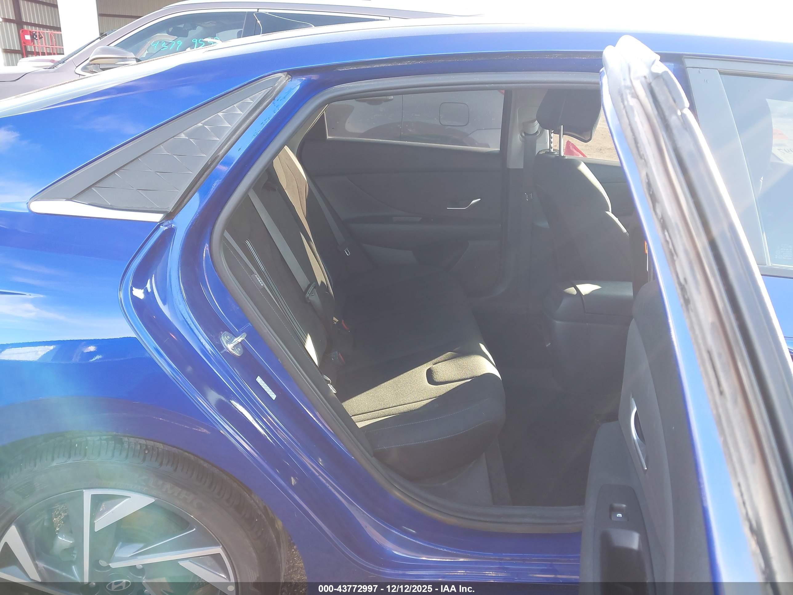 HYUNDAI ELANTRA image 8